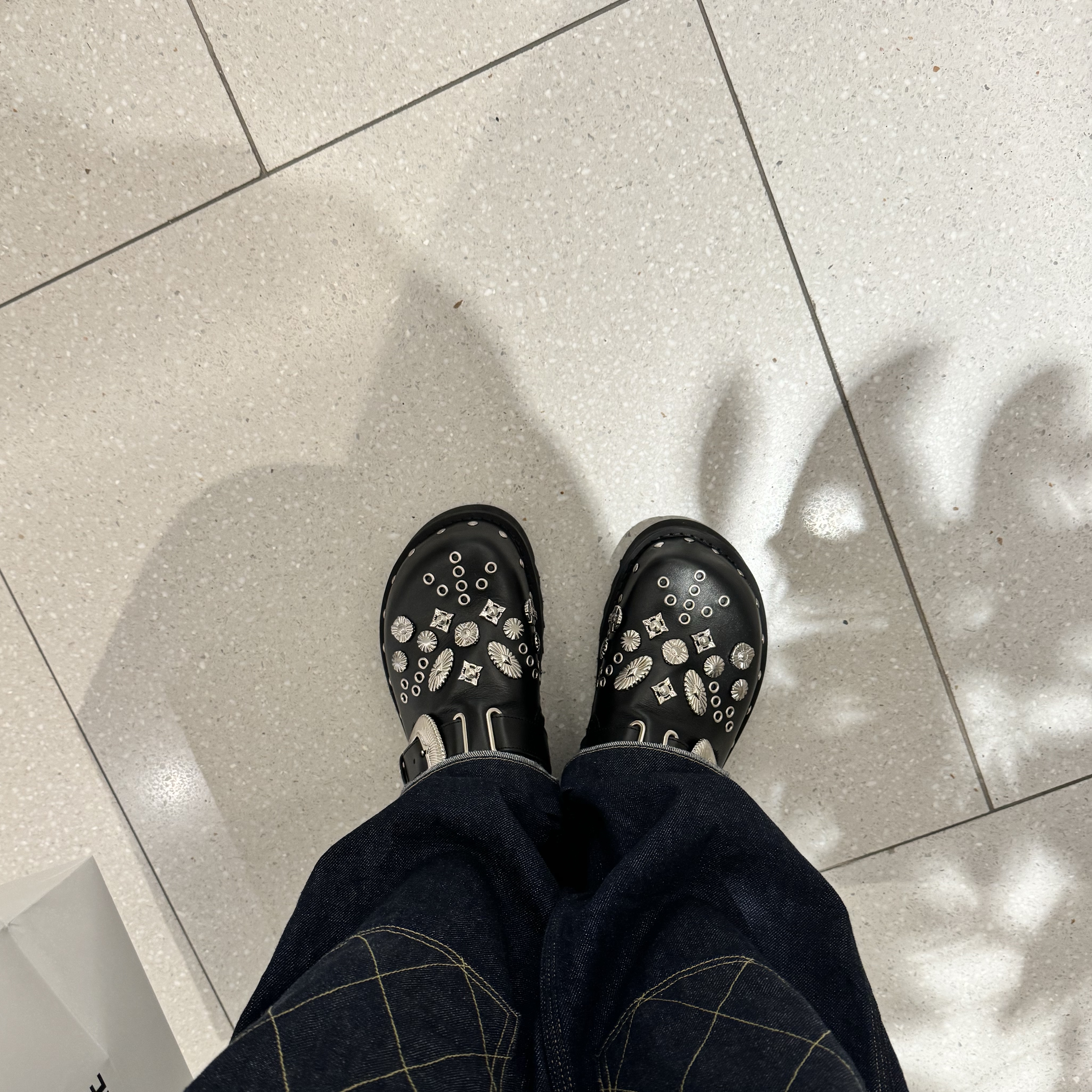 Toga Virilis AJ1066 Mules Leather Black 착용 스타일 - 1