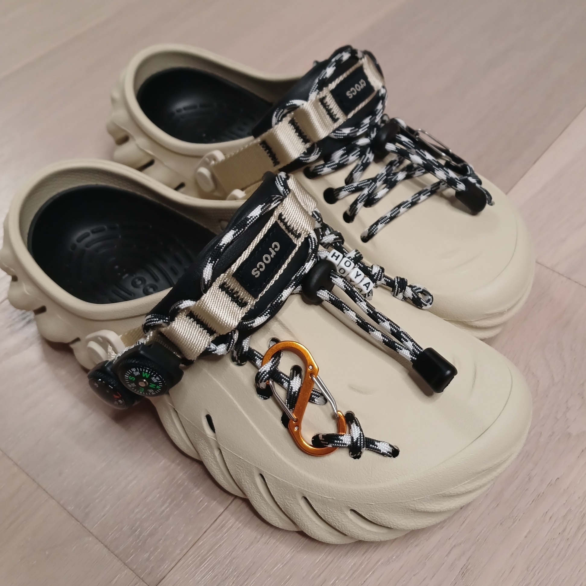 Crocs Echo Clog Bone Black 착용 스타일 - 2