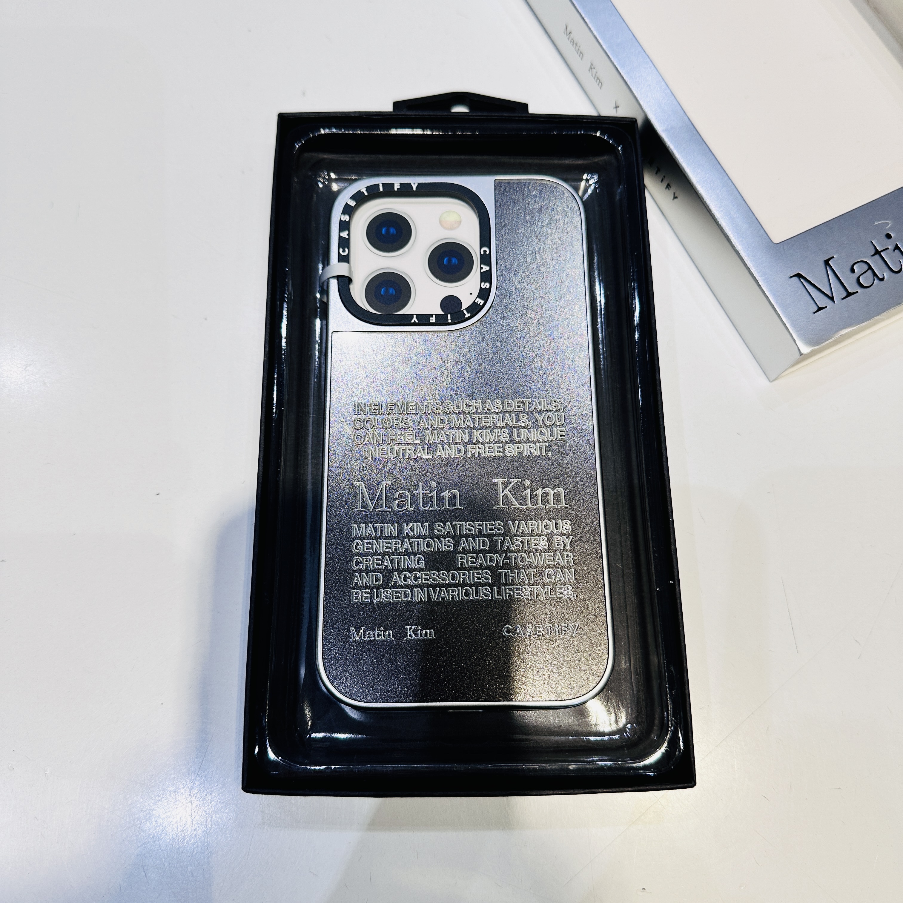 Casetify x Matin Kim iPhone Letter Magsafe Mirror Case Silver 착용 스타일 - 1