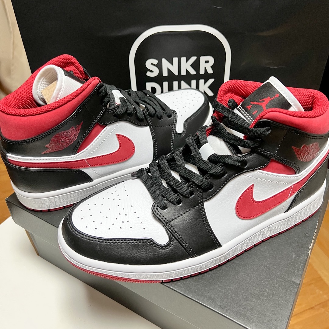 Jordan 1 Mid Gym Red Black White, Diesel Tapered Krooley Joggjeans 068BD Medium Blue 착용 스타일 - 1