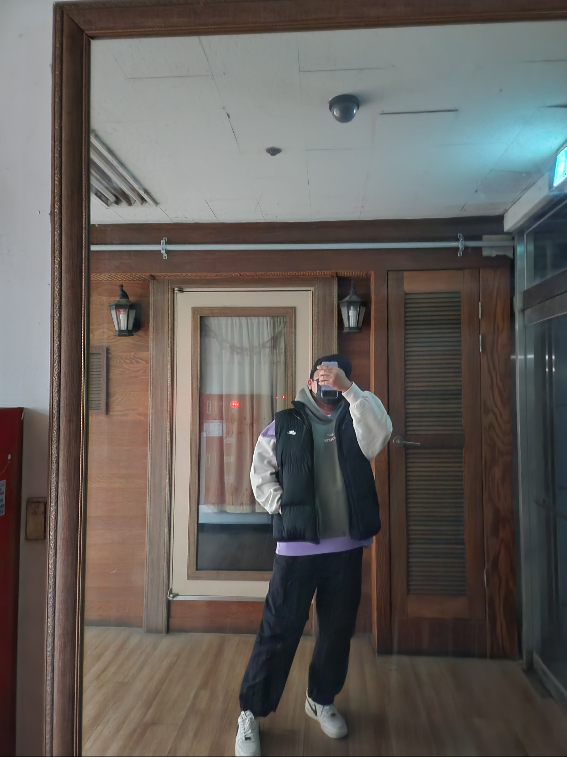 Nike NSW Club Primaloft Water-Repellent Puffer Vest Black - Asia, Nike ACG Smith Summit Cargo Pants Black Anthracite - Asia 착용 스타일 - 1