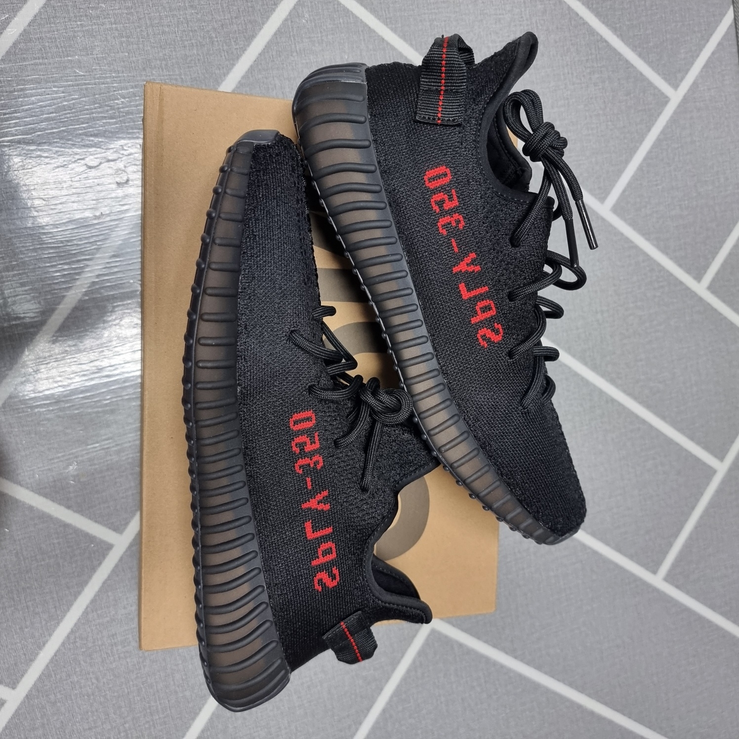 Adidas Yeezy Boost 350 V2 Black Red 2020 착용 스타일