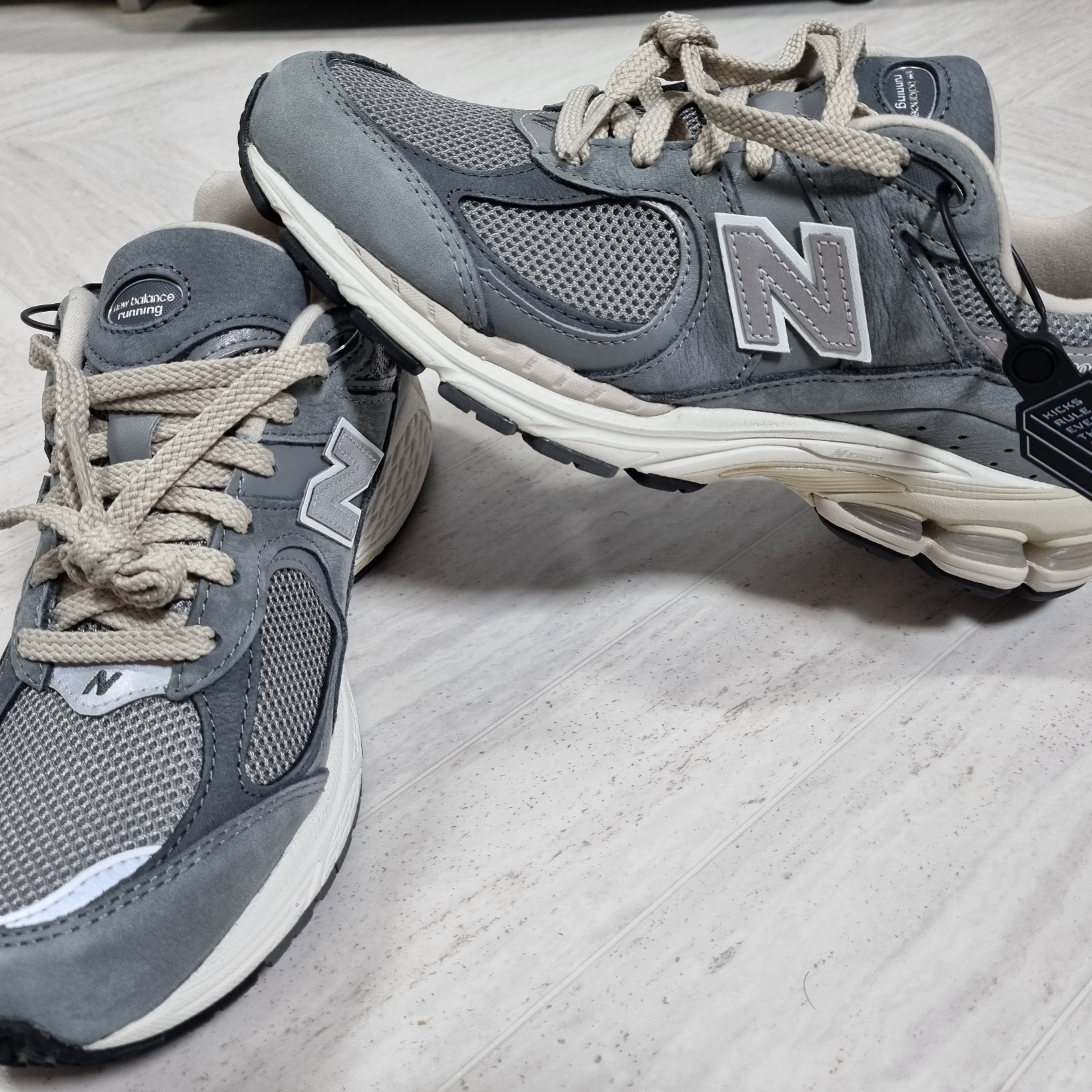 New Balance 2002R Premium Vintage Grey 착용 스타일