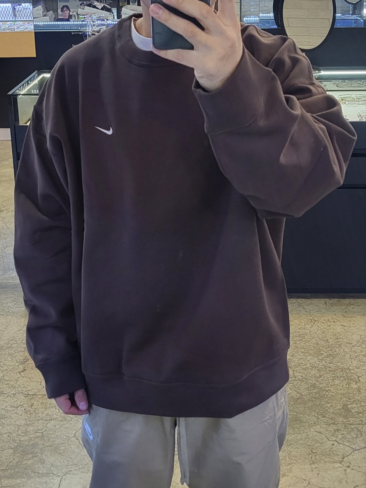 Nike Solo Swoosh Fleece Crew Baroque Brown - Asia 착용 스타일