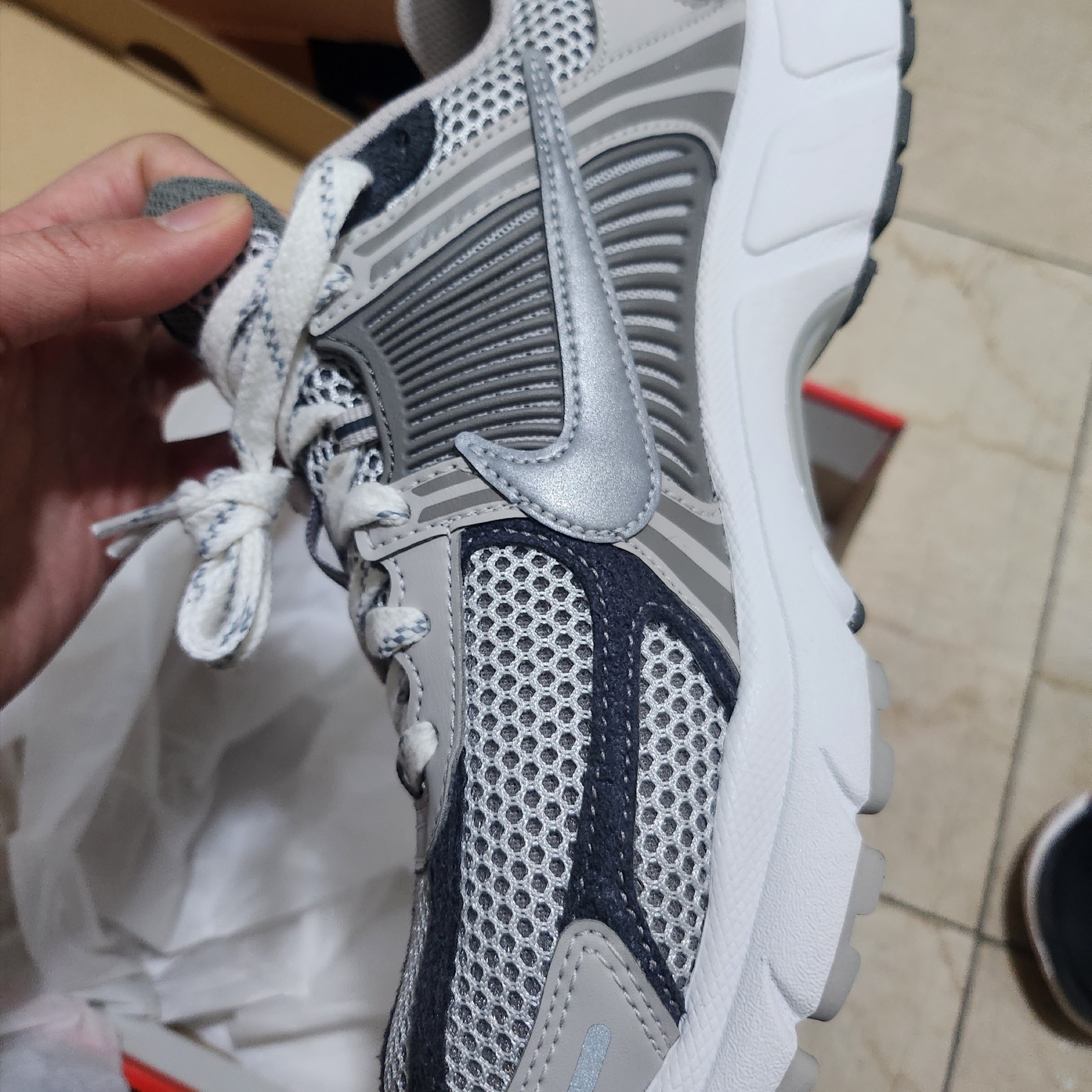 Nike Zoom Vomero 5 PRM Light Iron Ore and Flat Fewter 착용 스타일 - 1