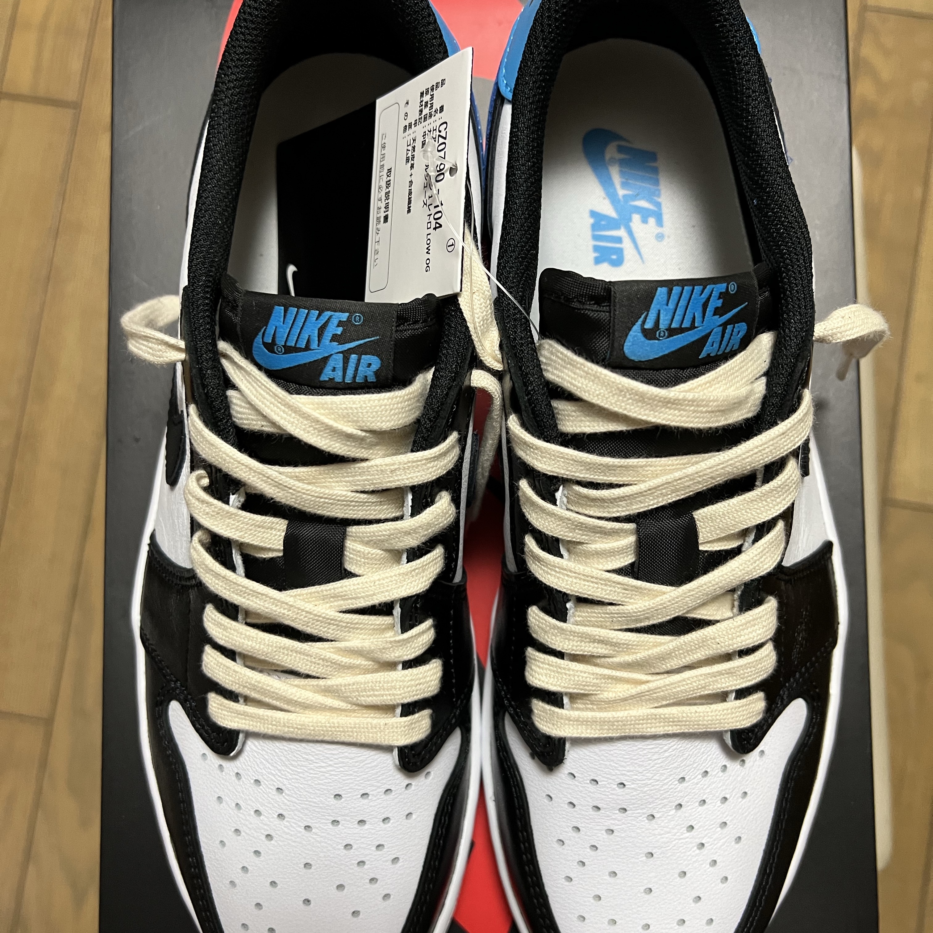 Jordan 1 Retro Low OG Black and Dark Powder Blue 착용 스타일 - 7