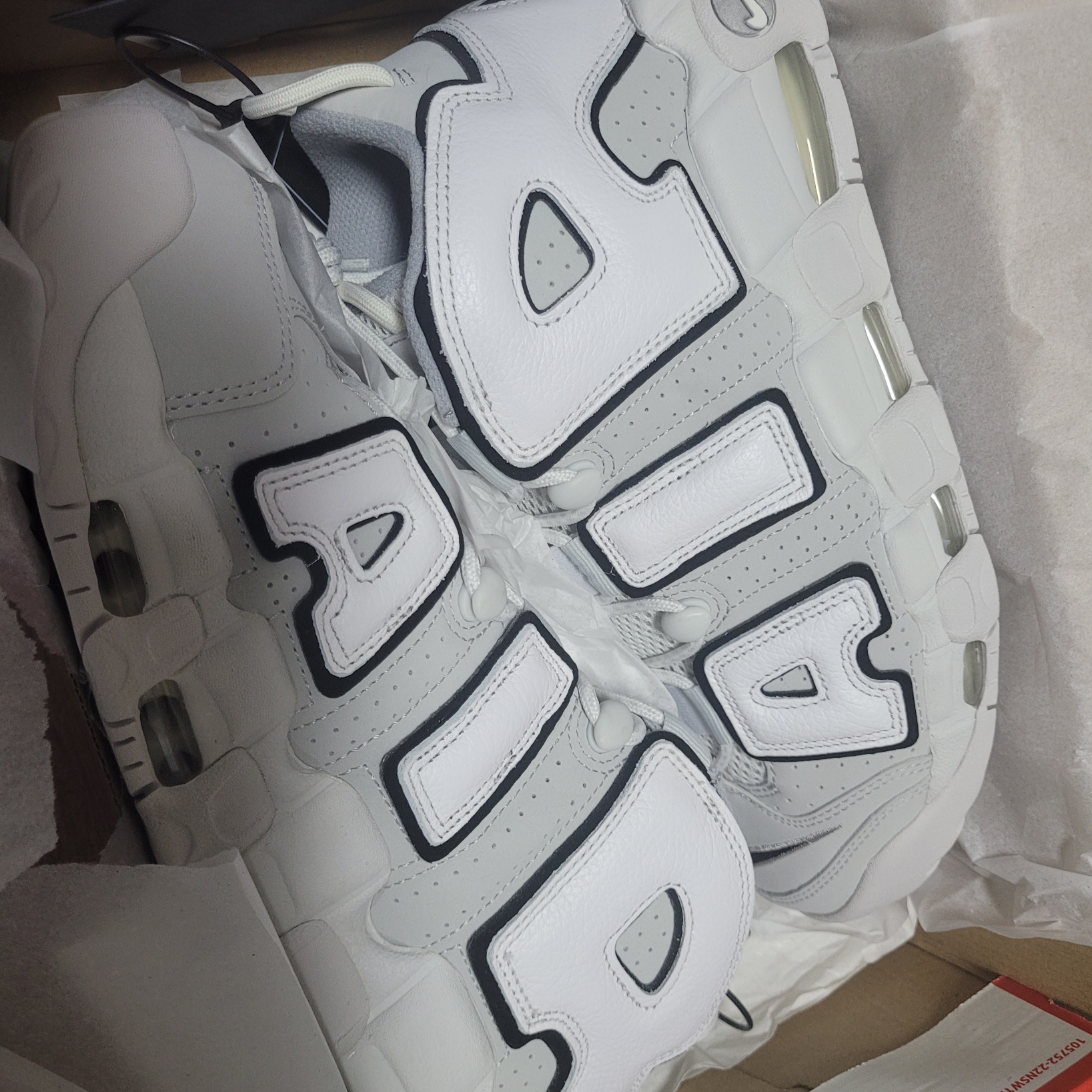 Nike Air More Uptempo Photon Dust 착용 스타일 - 1