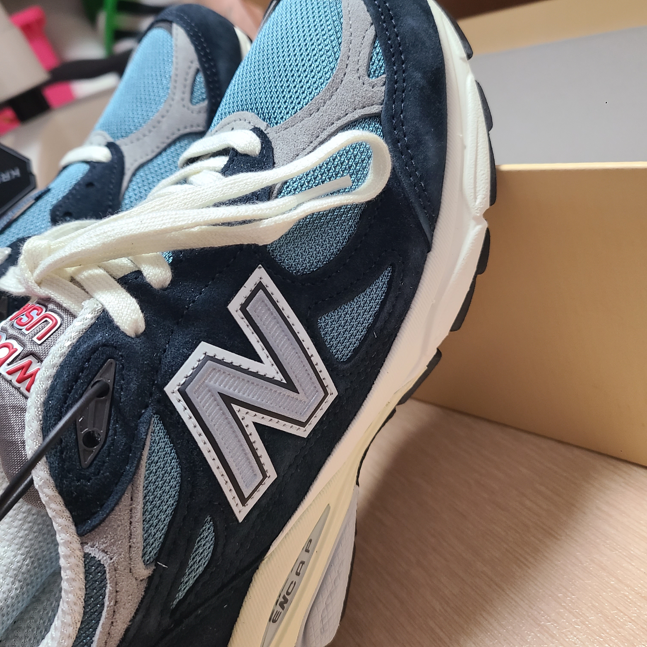 New Balance 990v3 Made in USA Navy Spring Tide 착용 스타일 - 2
