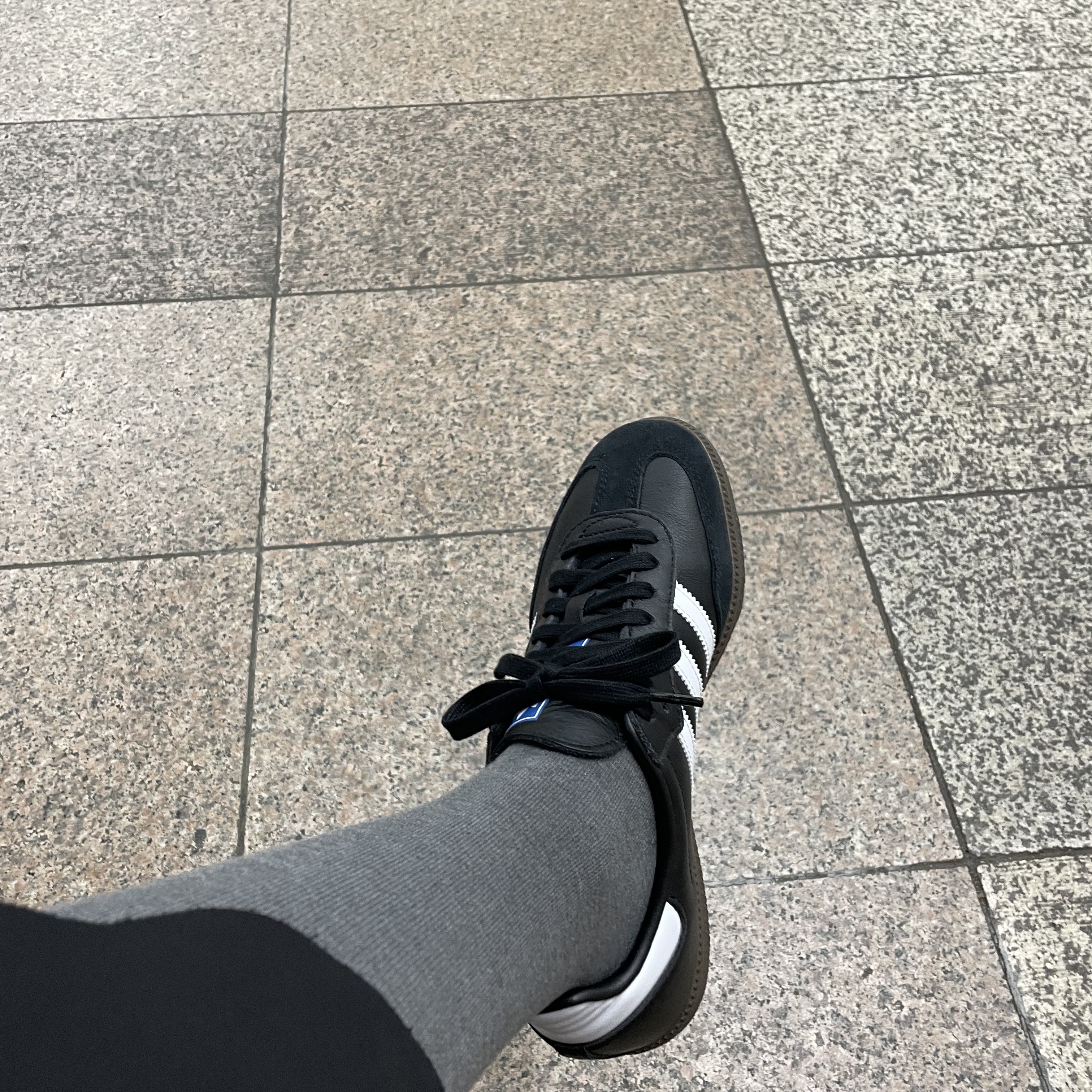 Adidas Samba OG Black White Gum 착용 스타일 - 2