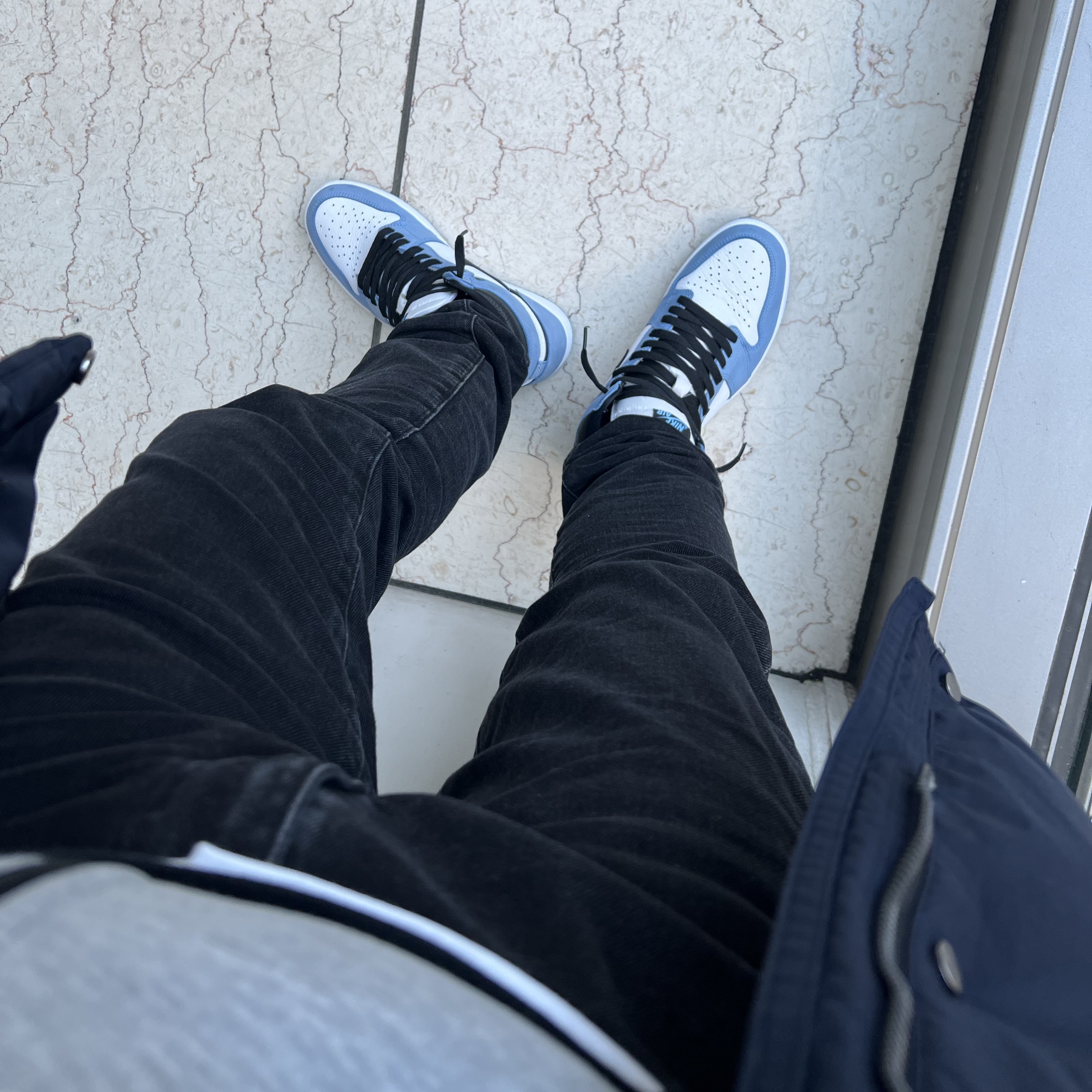 Jordan 1 Retro High OG University Blue 착용 스타일 - 3