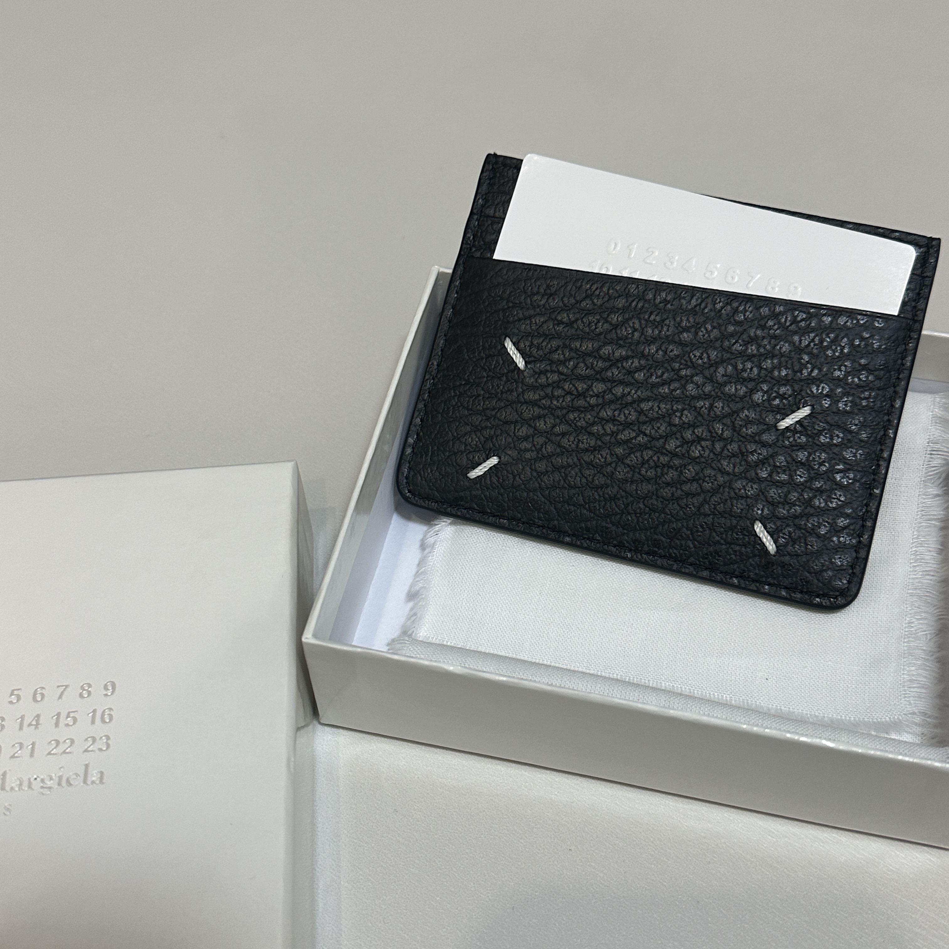 Maison Margiela Stitch Card Holder Black 착용 스타일
