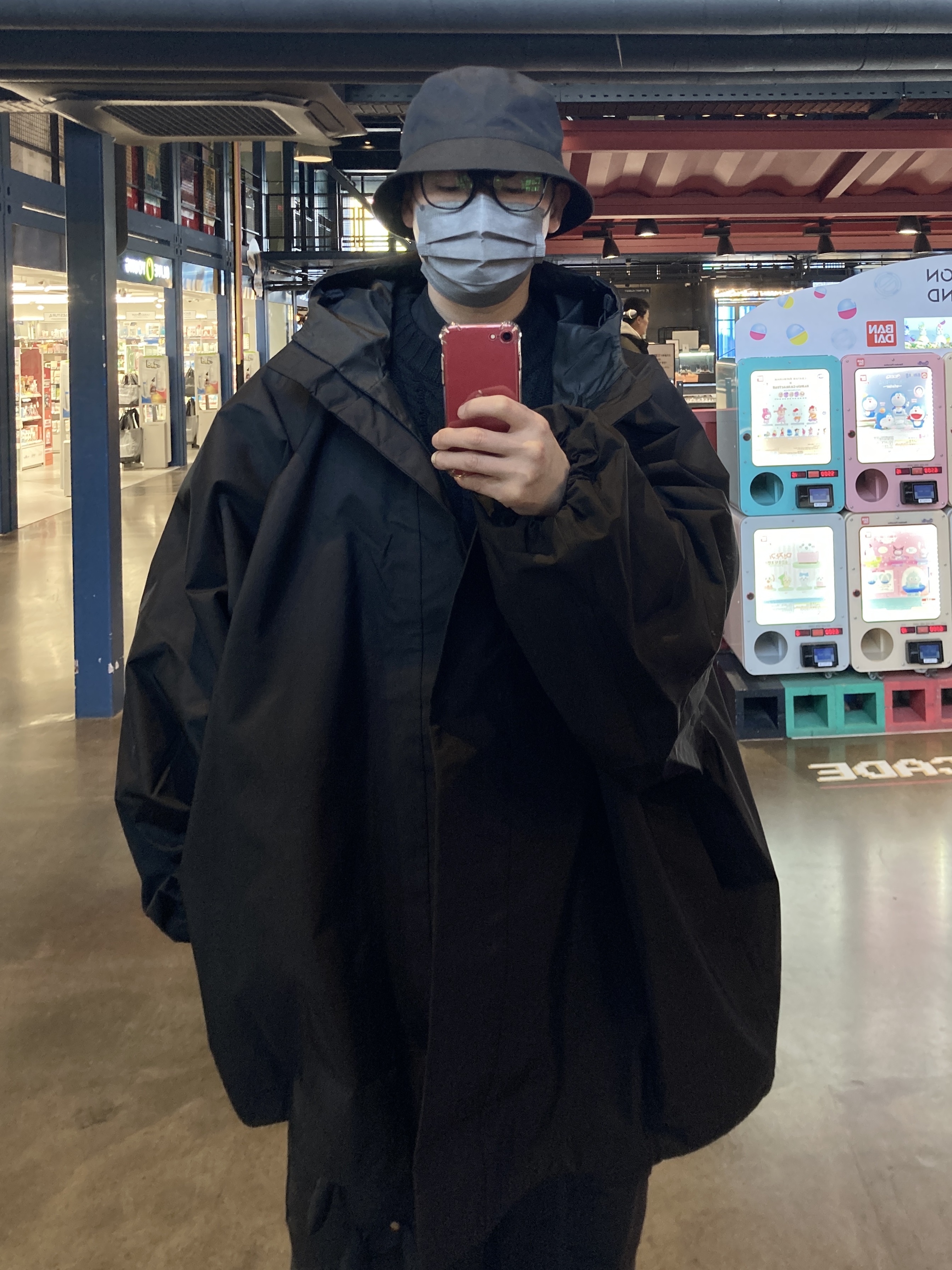 Yeezy Gap Engineered By Balenciaga T-Cut Parka Black 착용 스타일