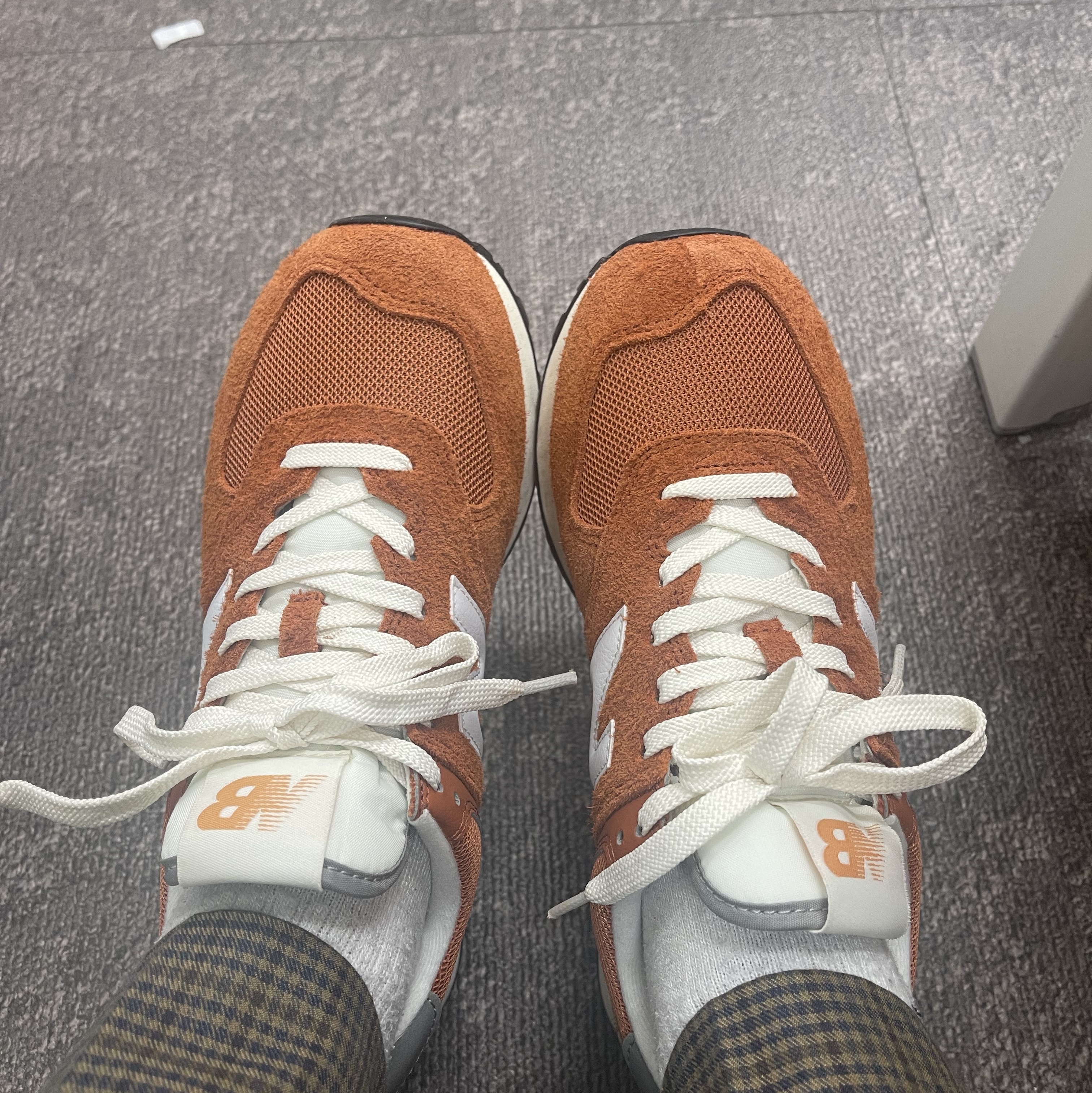 New Balance 574 Heritage Orange Burst White 착용 스타일