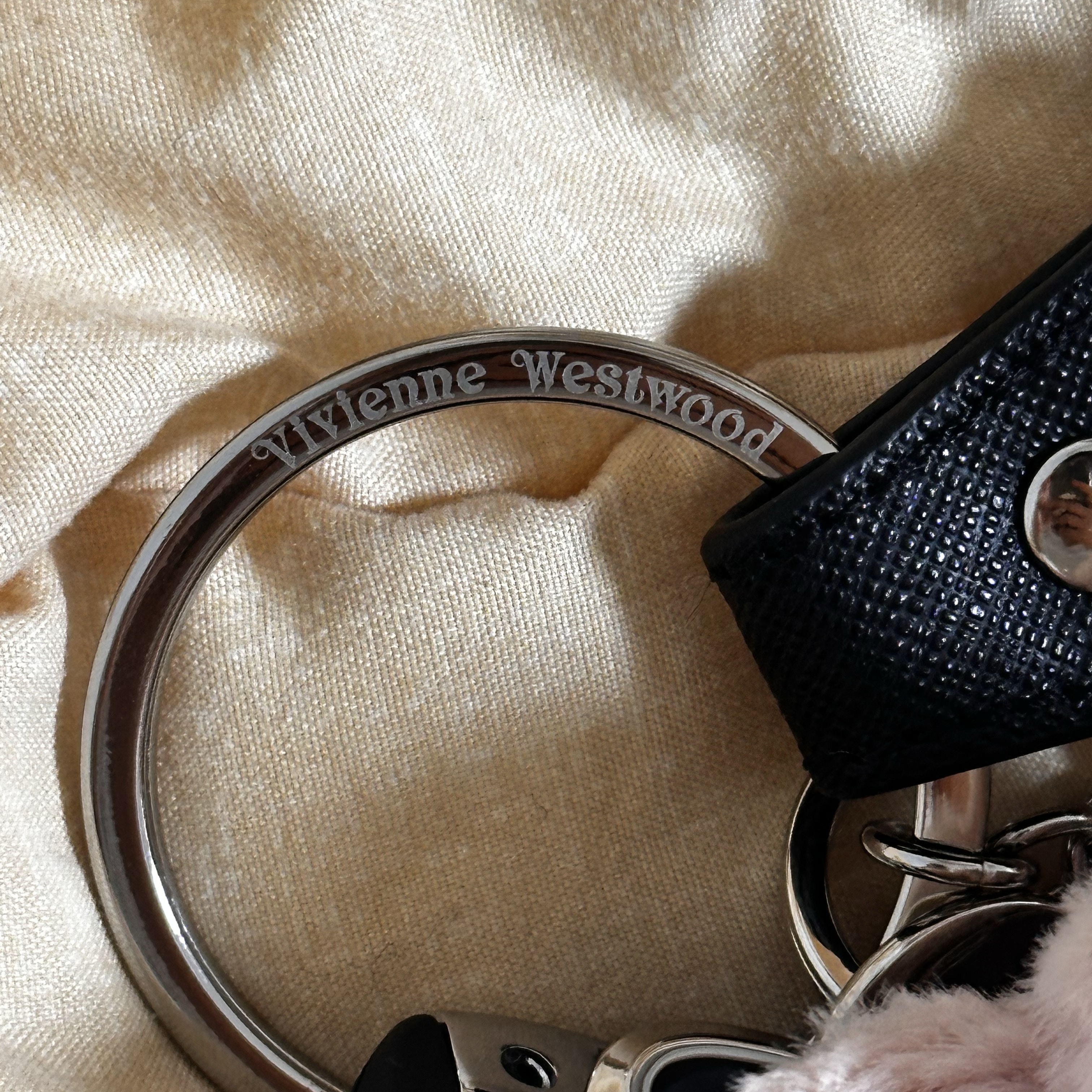 Jellycat Bashful Bunny Bag Charm Blush, Vivienne Westwood Saffiano Black and White Keyring Black 착용 스타일 - 2