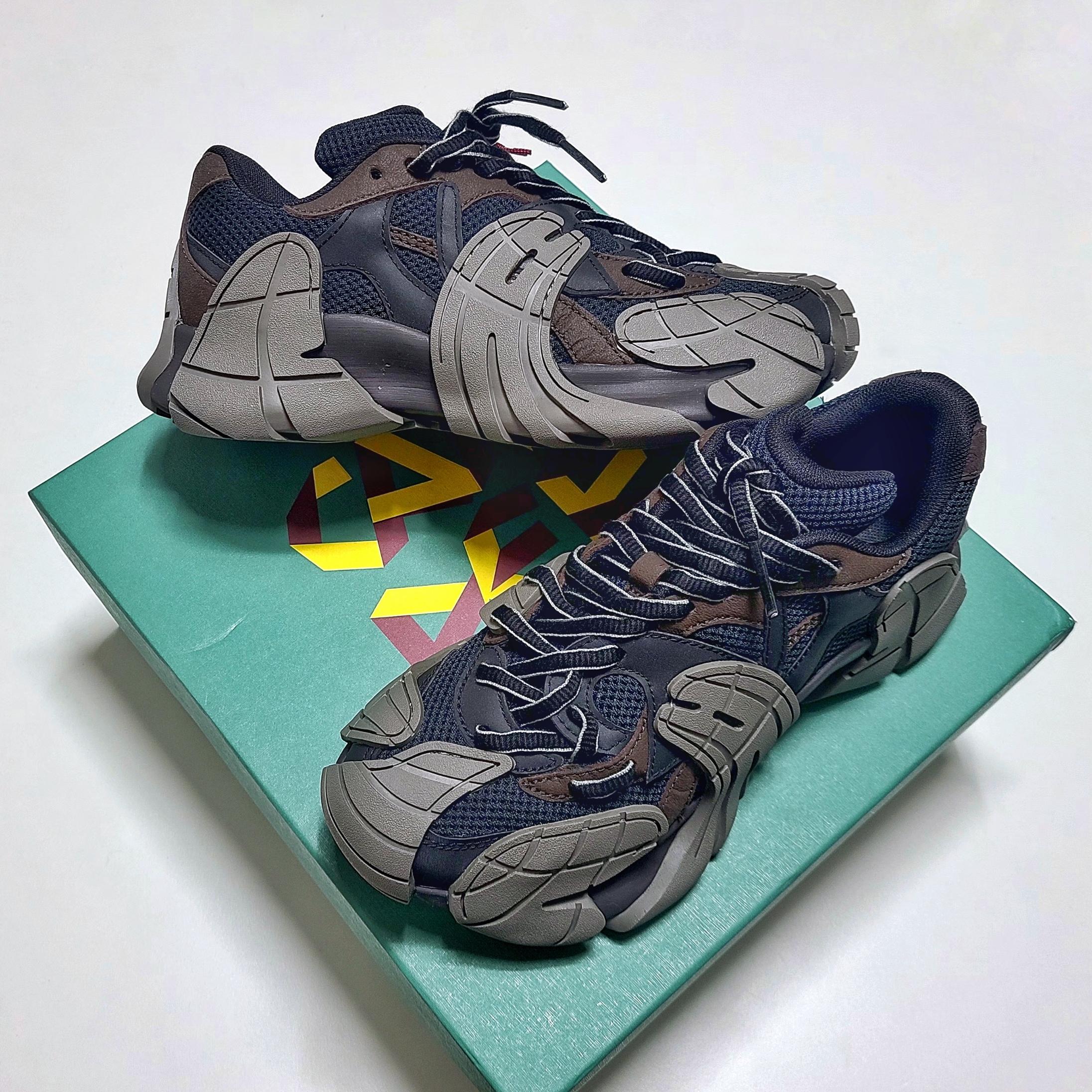 Camper Tormenta Dark Blue White, Camper Tormenta Black Gray 착용 스타일 - 2