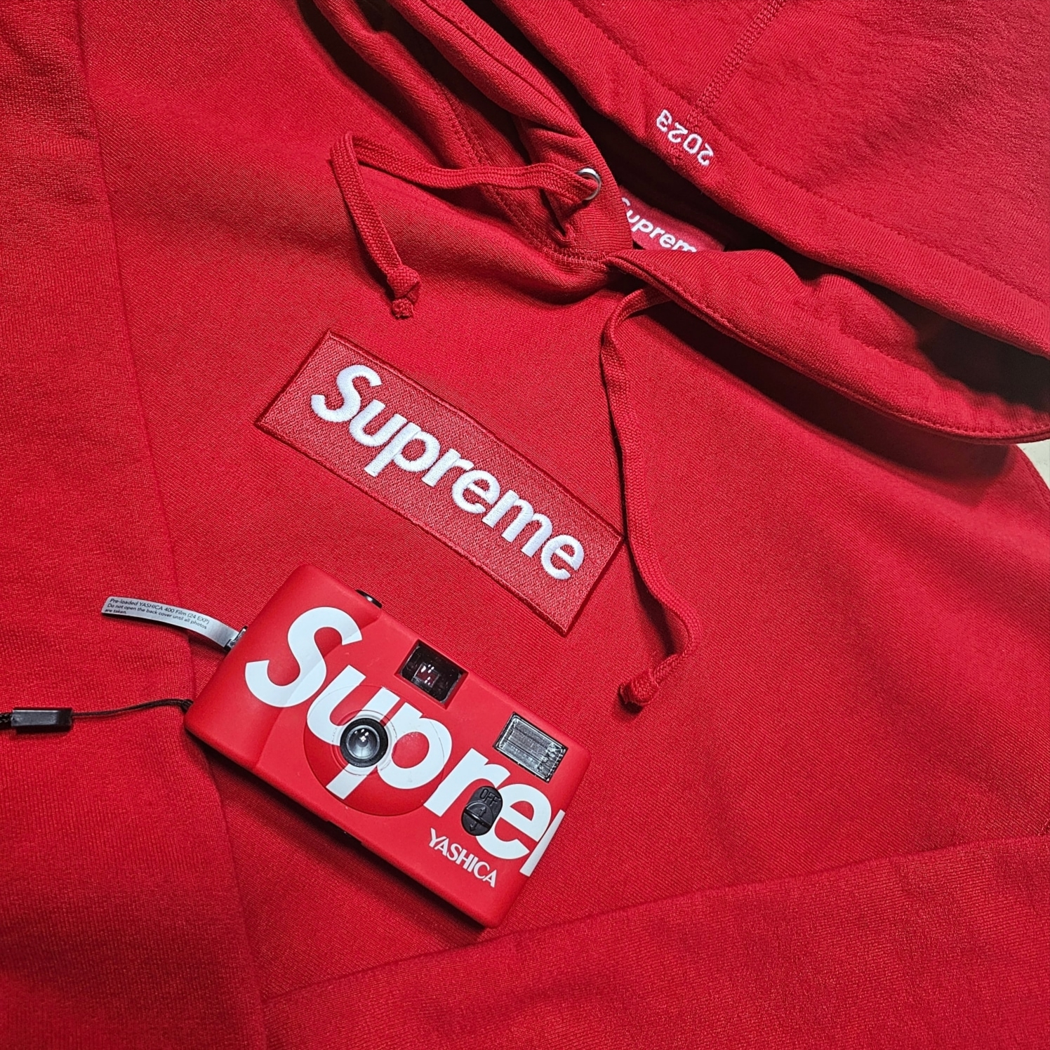 Supreme Box Logo Hooded Sweatshirt Red - 23FW, Supreme Yashica MF-1 Camera Red - 21SS 착용 스타일