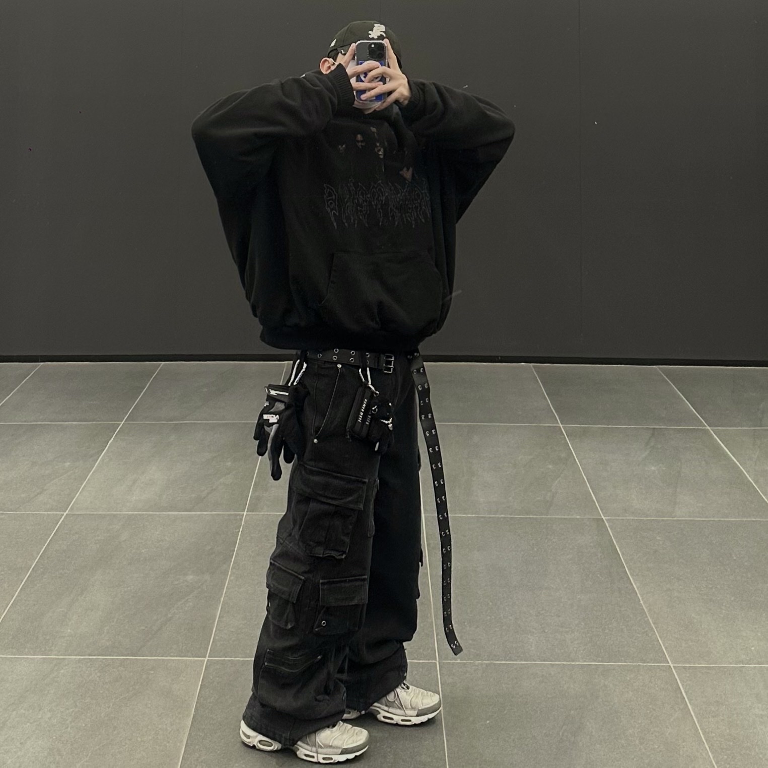 Nike Air Max Plus Silver Bullet, Undermycar Gashutein 6 Six People Graphic 2 Layered Hoodie Bristol Black - 24SS 착용 스타일