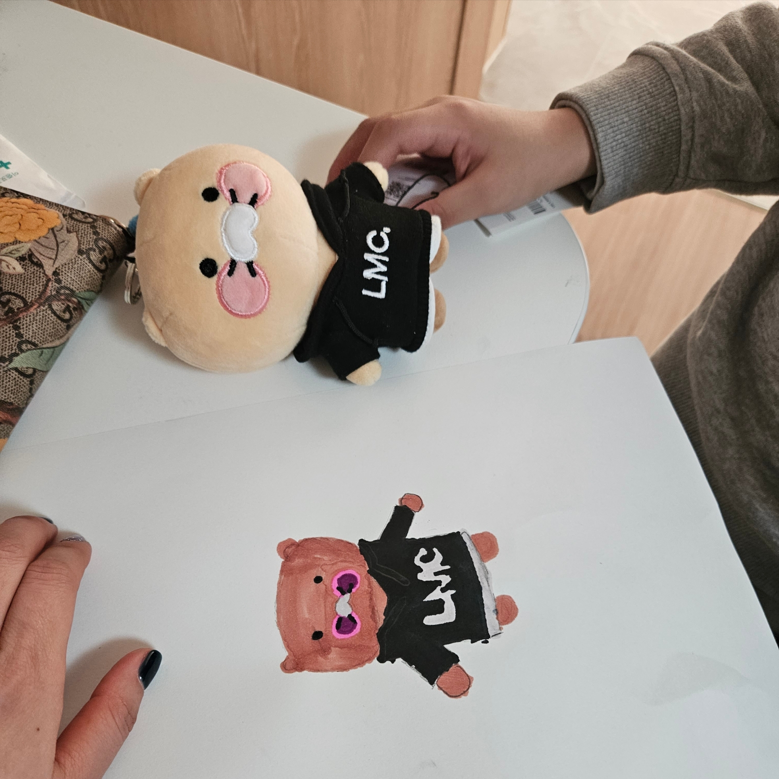 Kakao x LMC Choonsik Keyring Black 착용 스타일