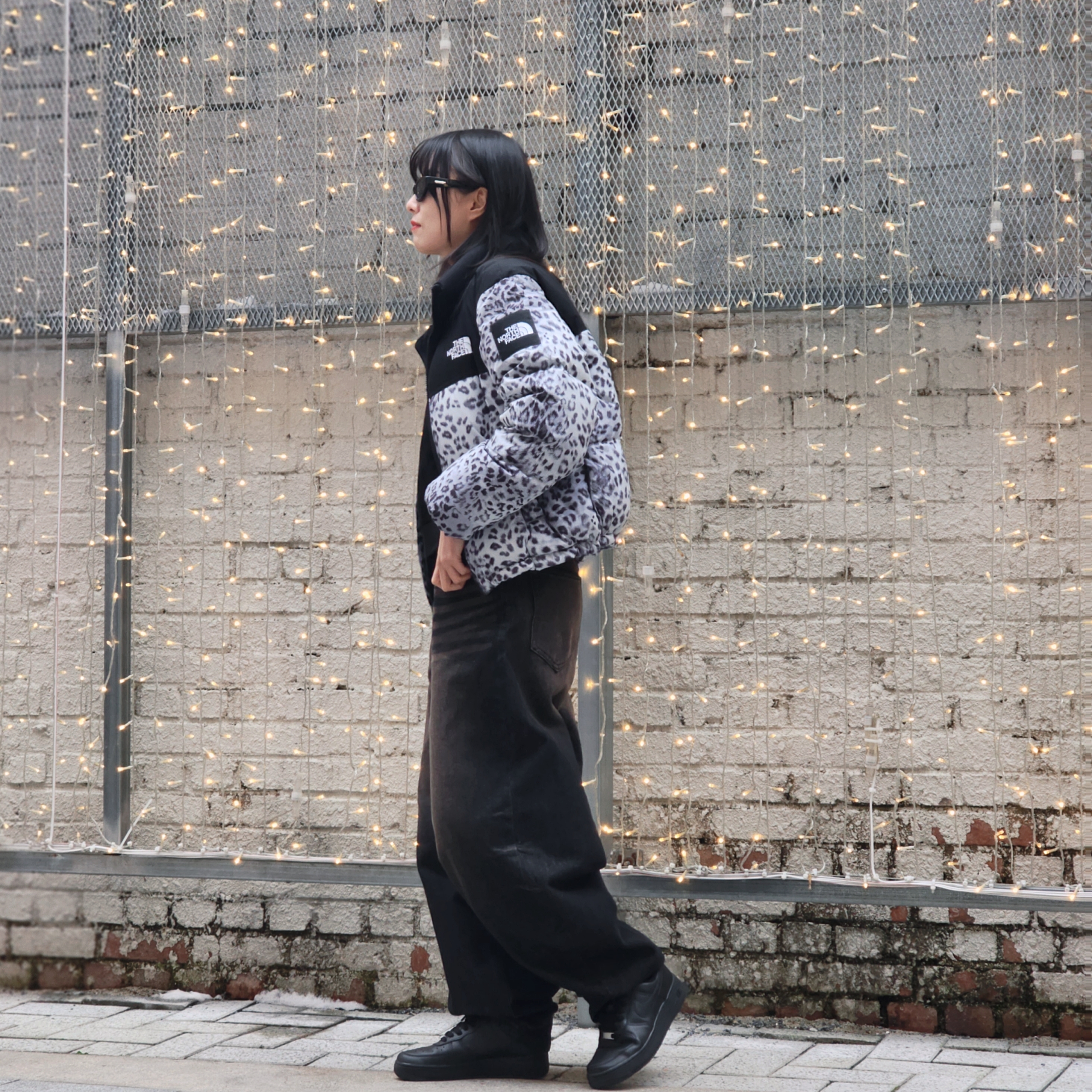 (W) Nike Air Force 1 '07 Low Triple Black, (W) The North Face White Label Novelty Nuptse Down Jacket P Silver 착용 스타일 - 2