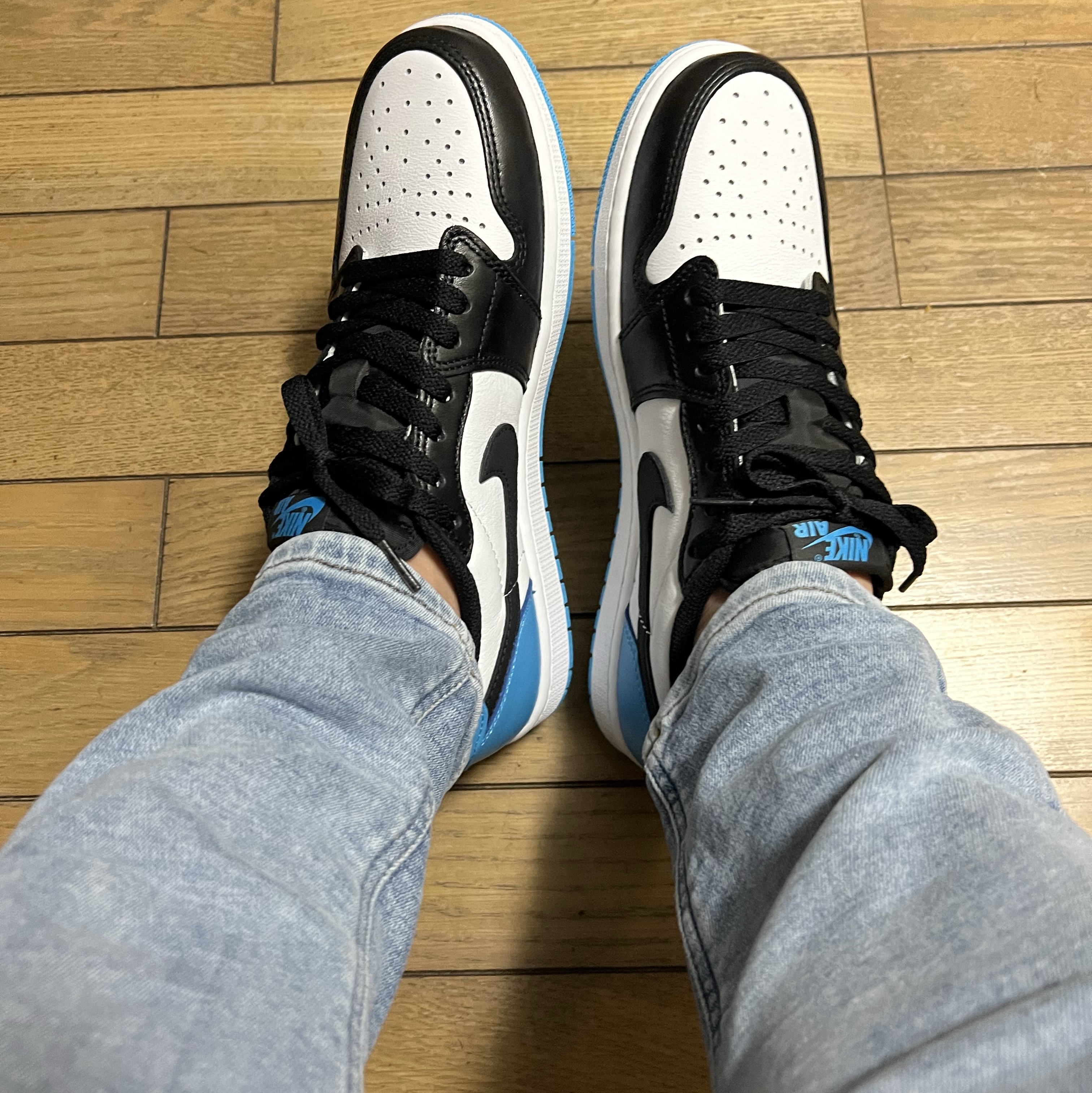 Jordan 1 Retro Low OG Black and Dark Powder Blue 착용 스타일 - 1
