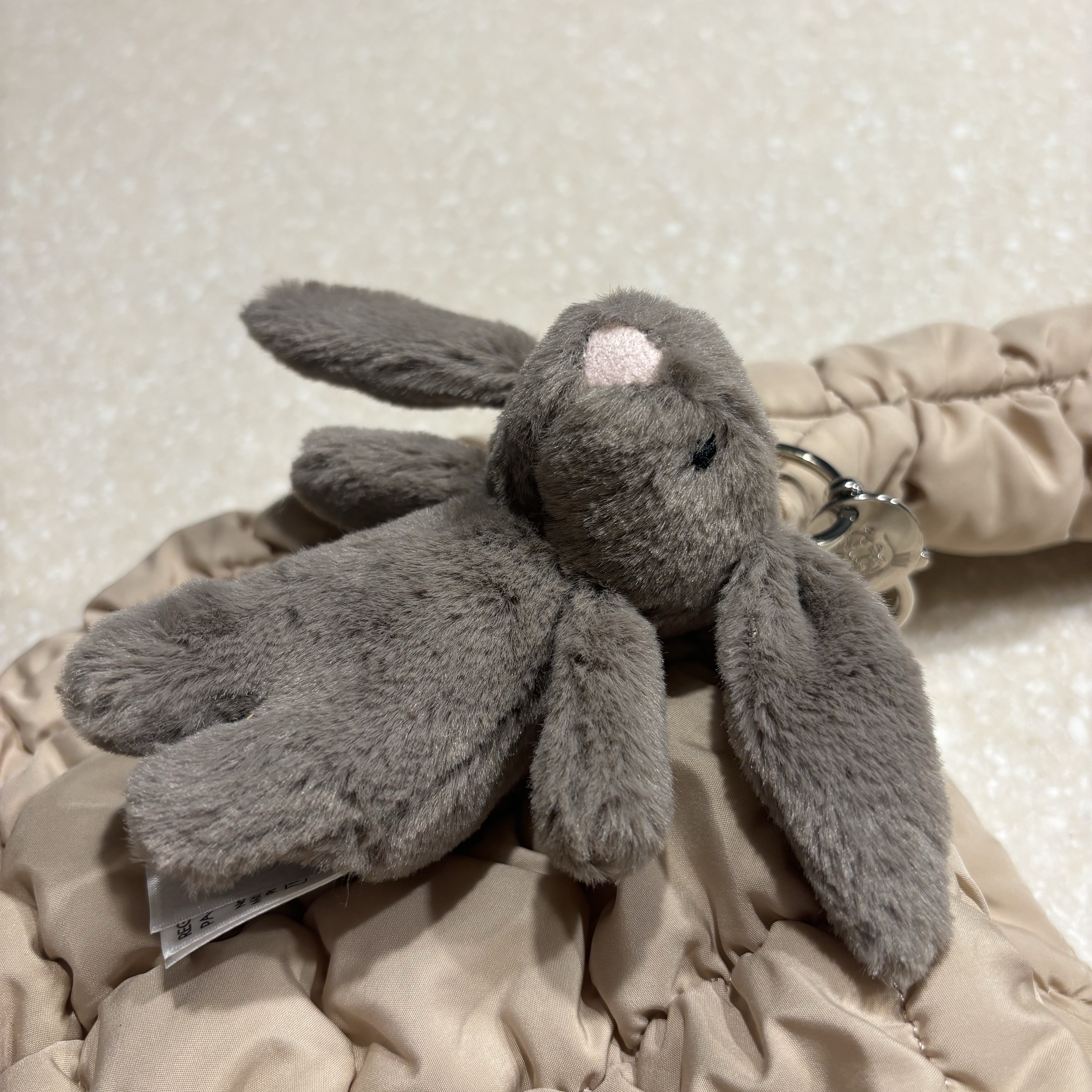 Jellycat Bashful Bunny Truffle Bag Charm Brown 착용 스타일