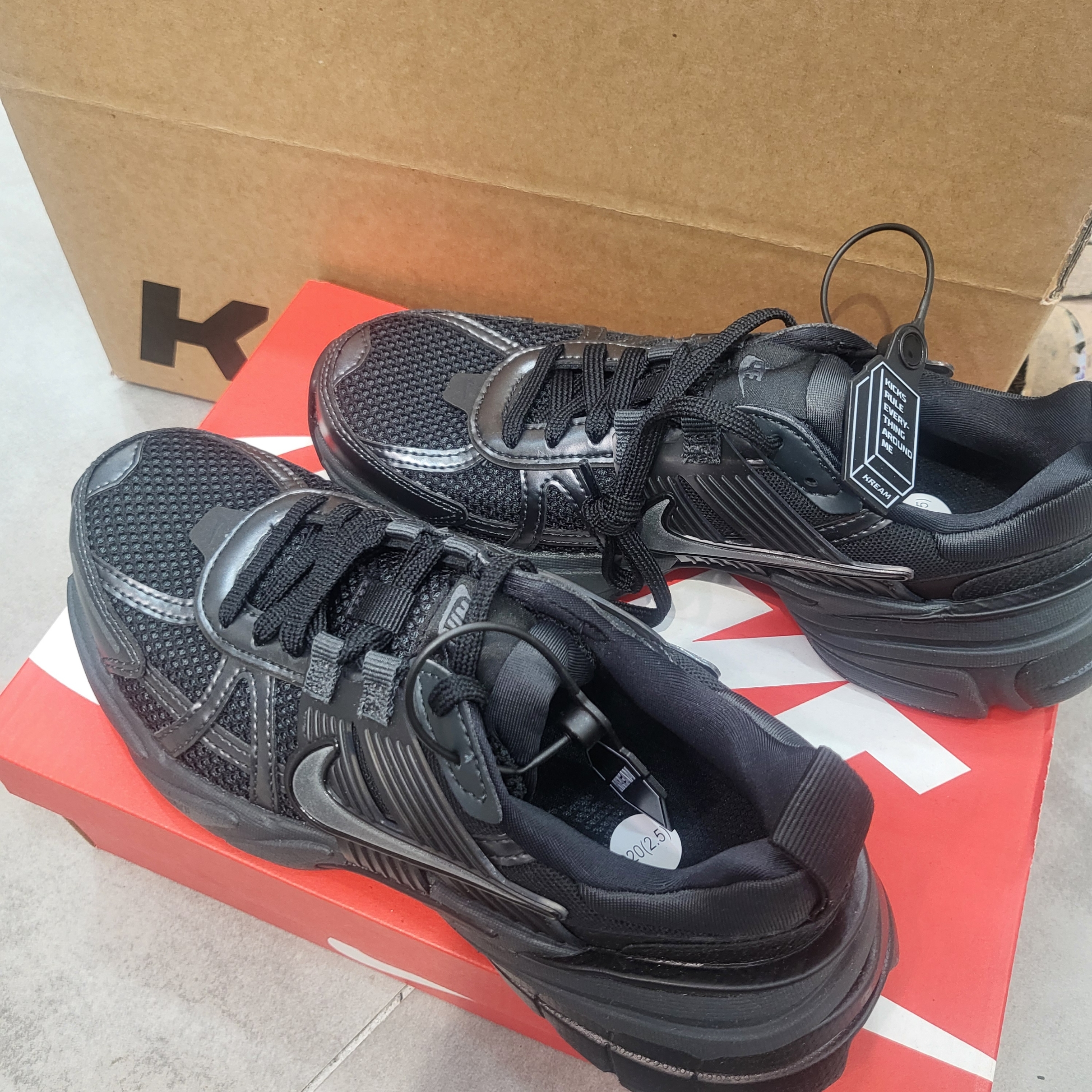 Nike V2K Run Black Anthracite 착용 스타일 - 1