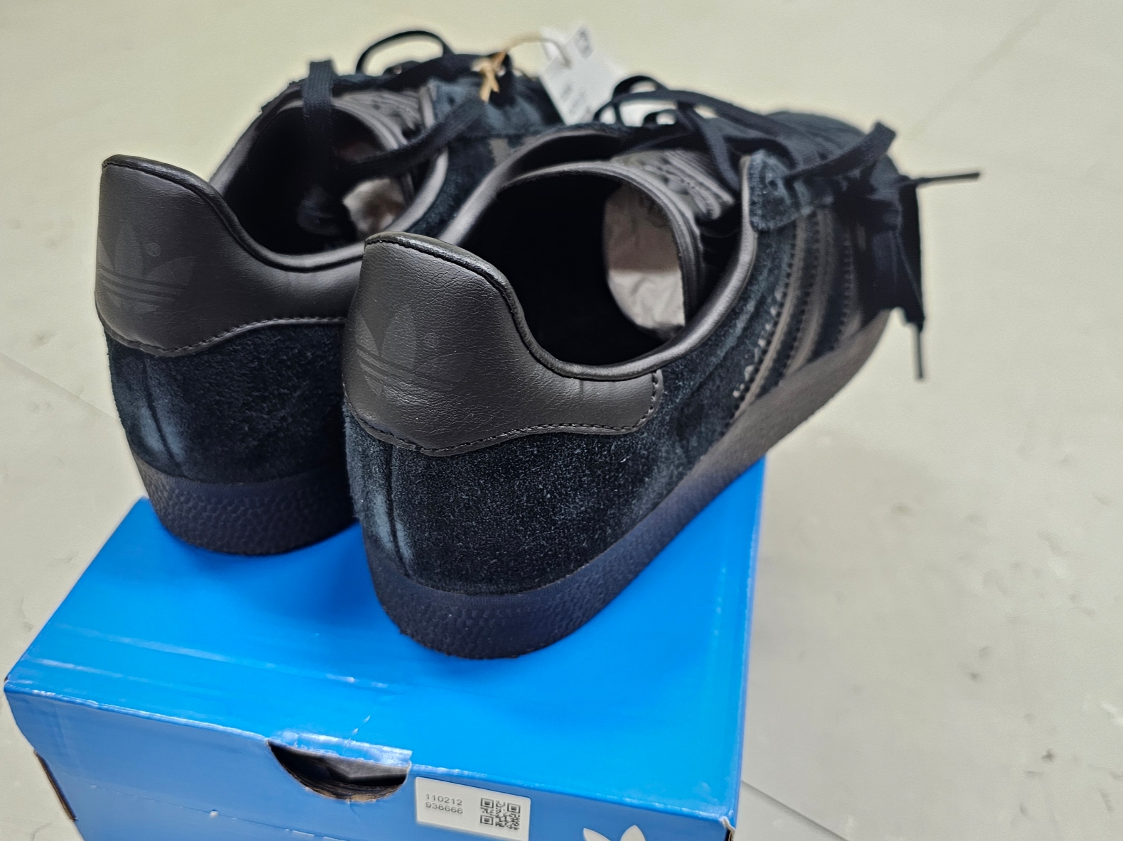 Adidas Gazelle Triple Black 착용 스타일 - 2