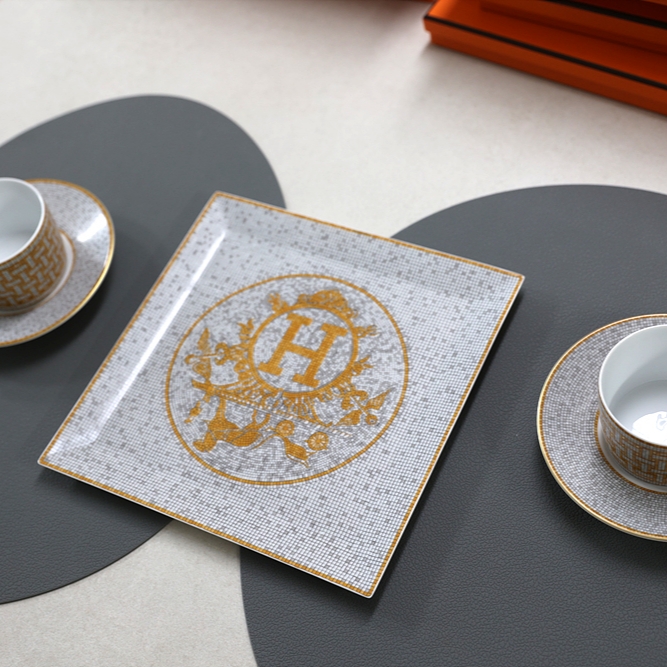 Hermes Mosaique Au 24 Square Plate n°5 Gold (1 Plate) 착용 스타일