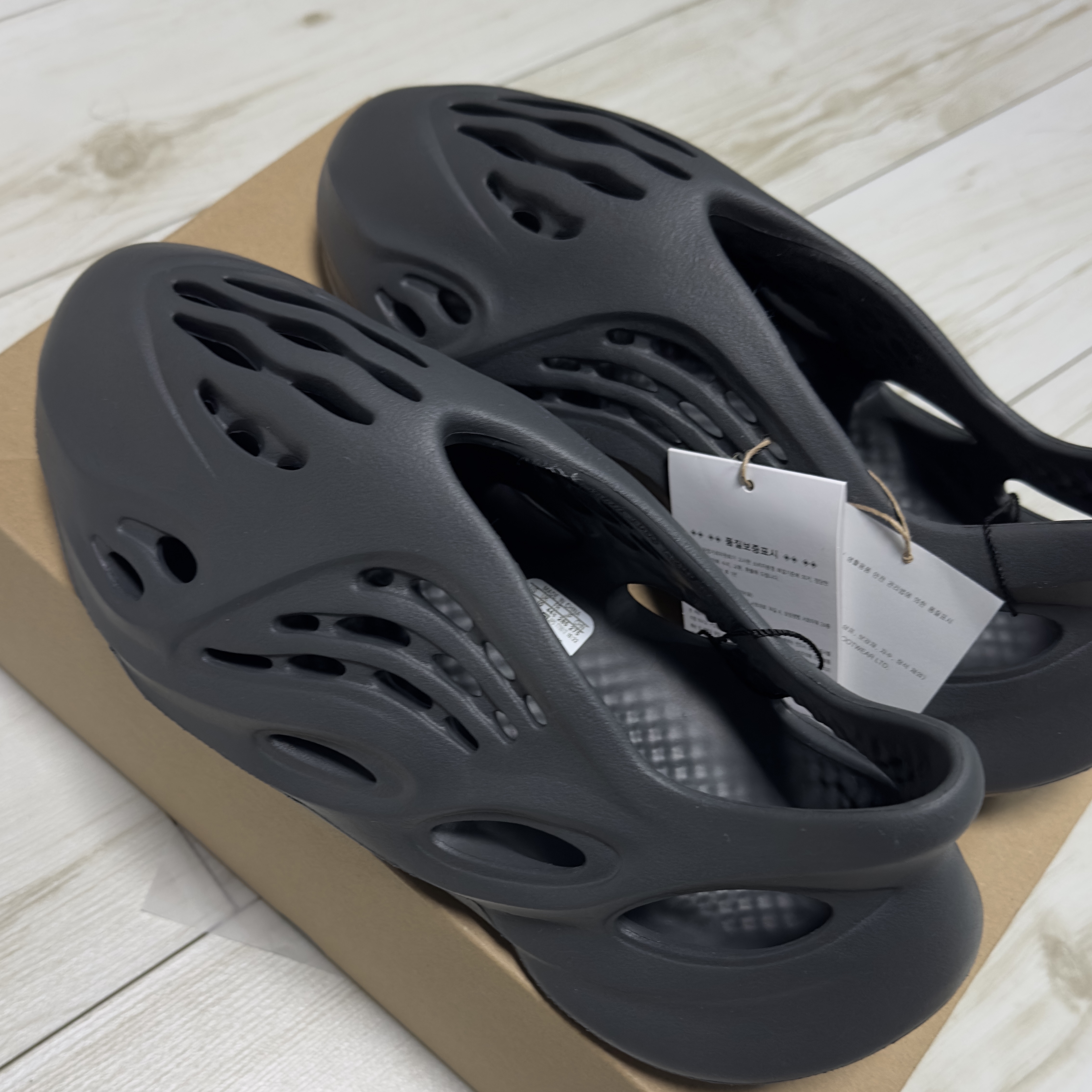 Adidas Yeezy Foam RNNR Carbon 착용 스타일