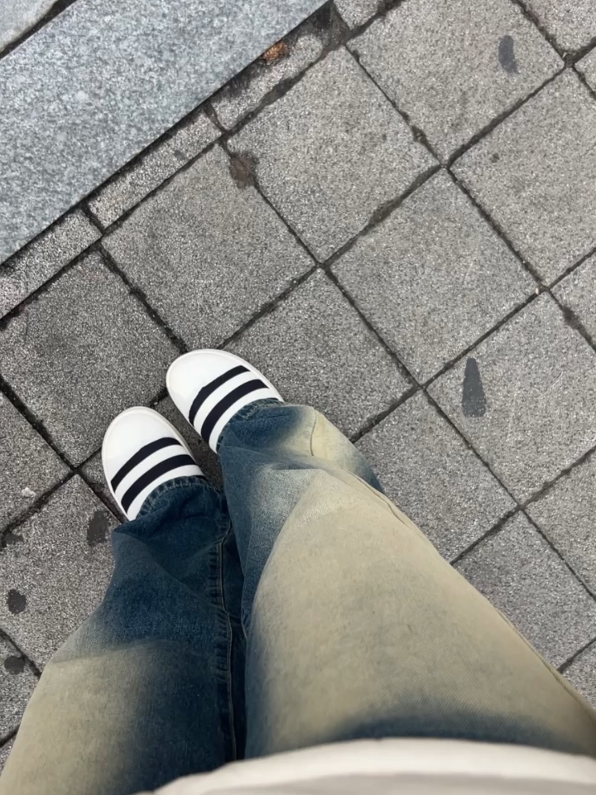 Adidas Puffylette Off White 착용 스타일