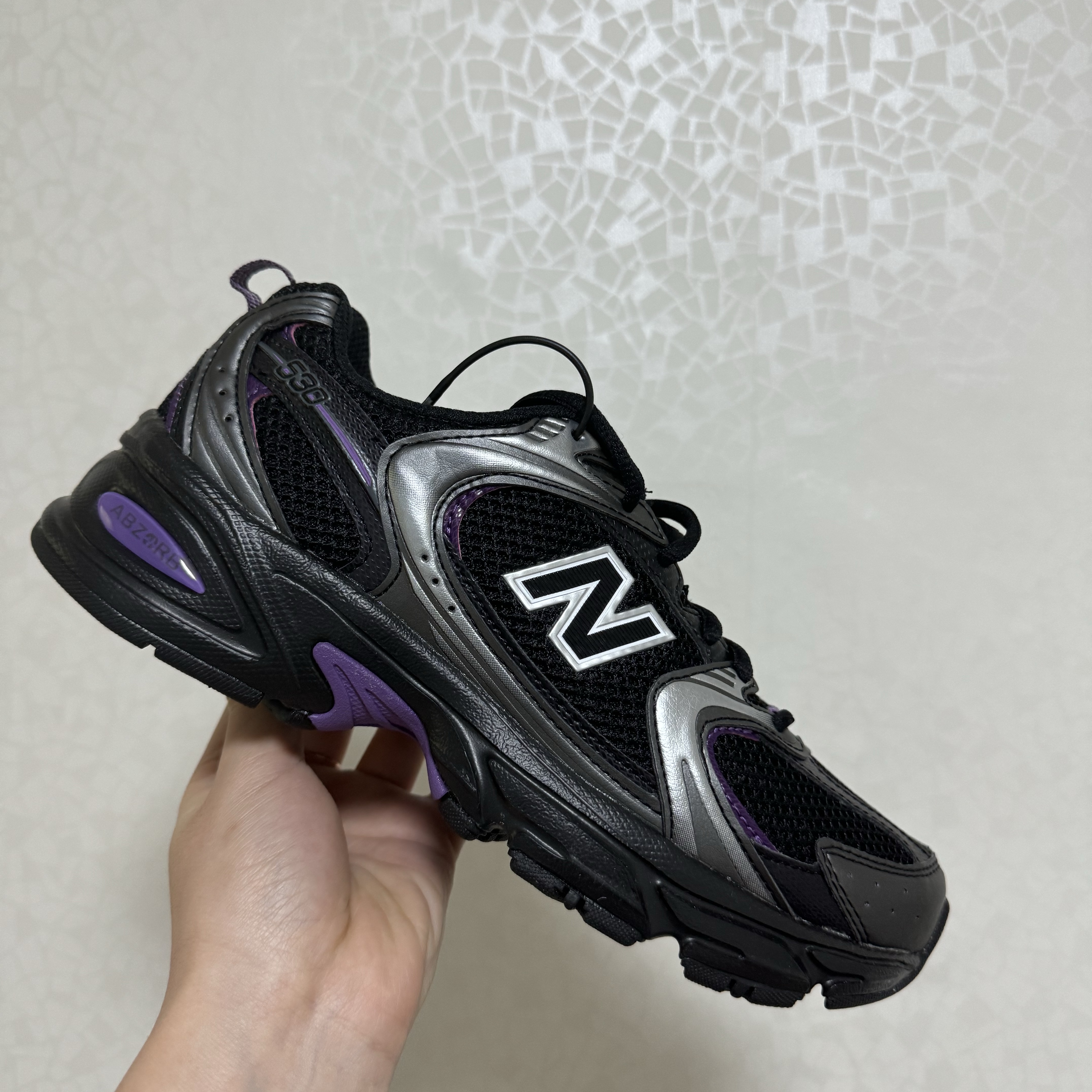 New Balance 530 Black Purple 착용 스타일