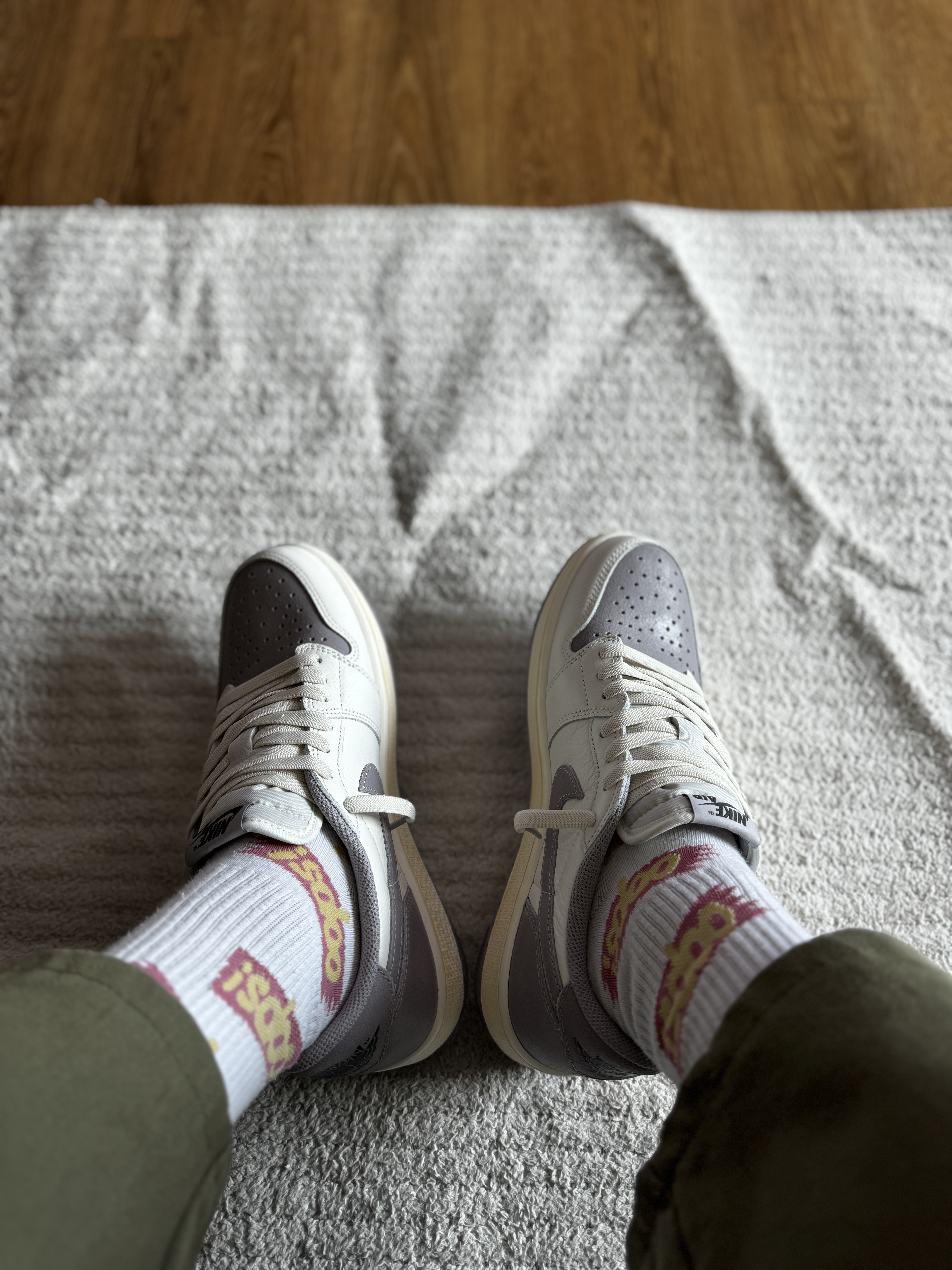 Jordan 1 Retro Low OG Atmosphere Grey 착용 스타일 - 1