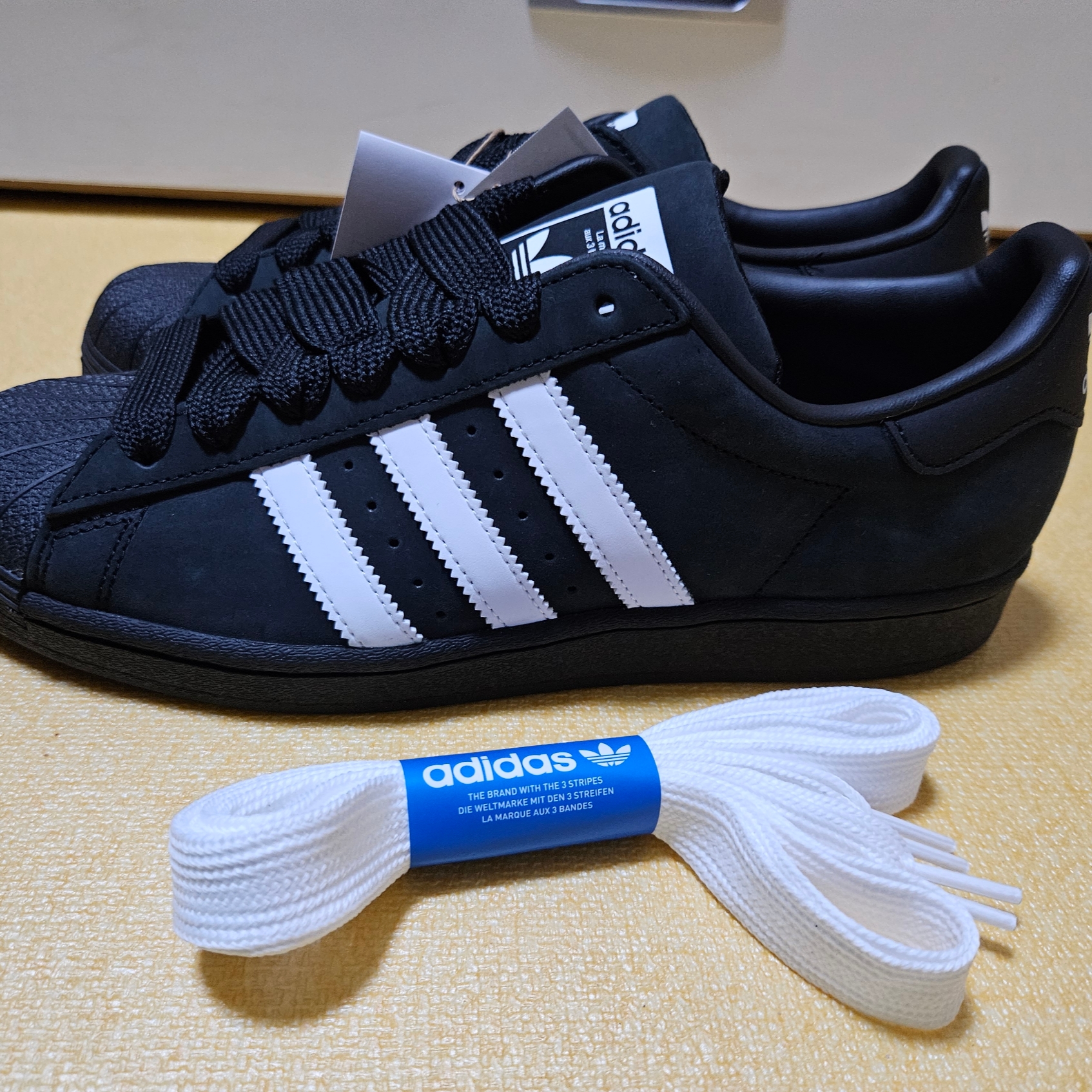 Adidas Superstar Core Black Cloud White 착용 스타일 - 2