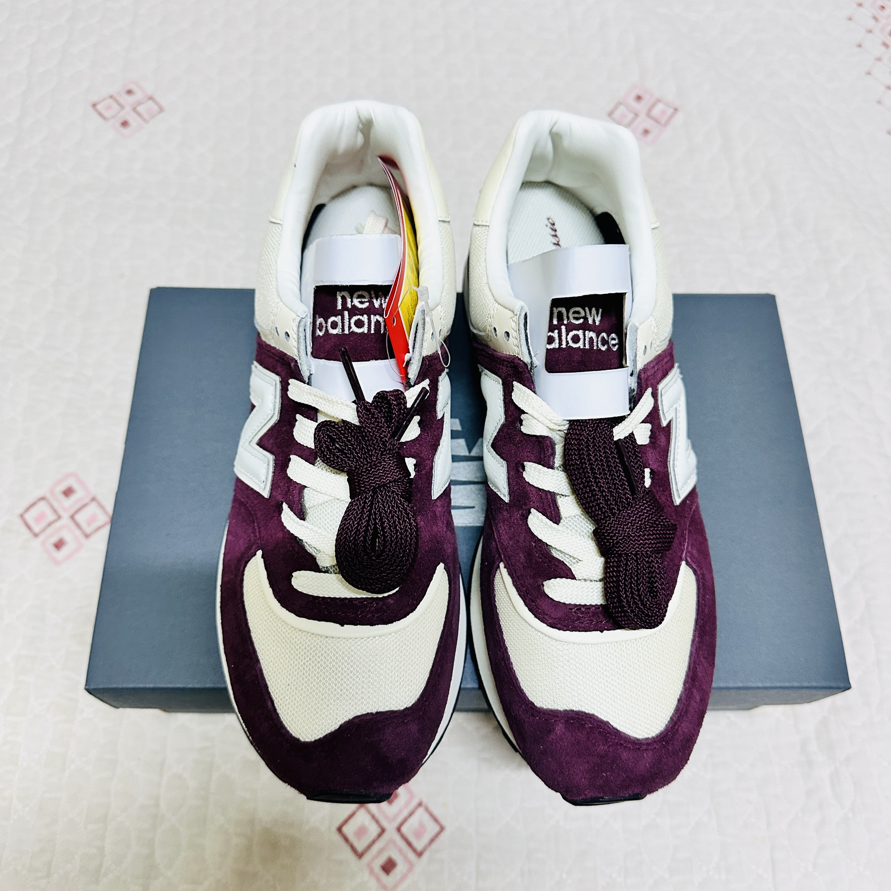 New Balance 574 Legacy Burgundy Angora 착용 스타일 - 1