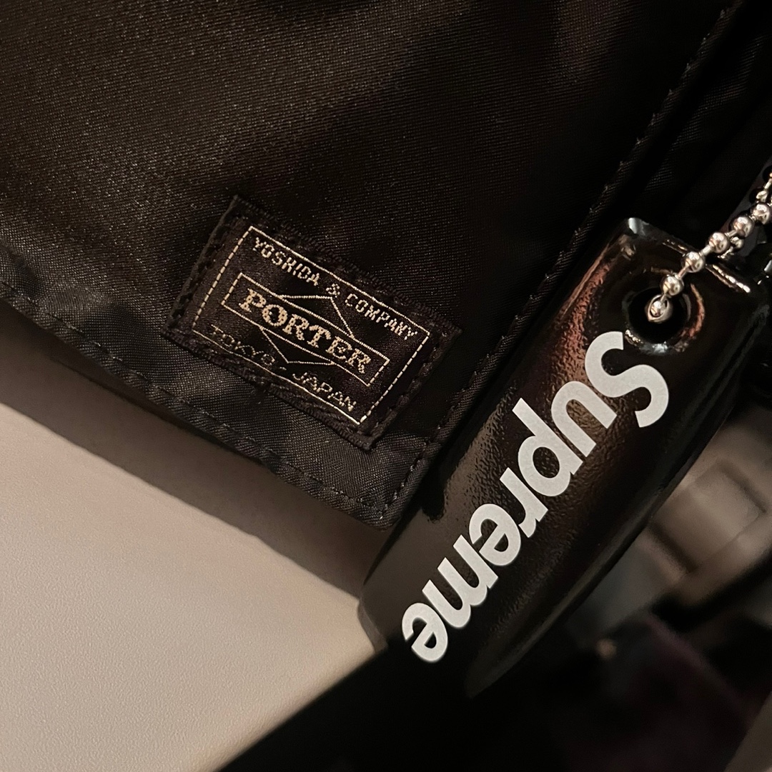 Supreme Floating Keychain Black - 23FW, Porter Tanker Shoulder Bag Black 착용 스타일