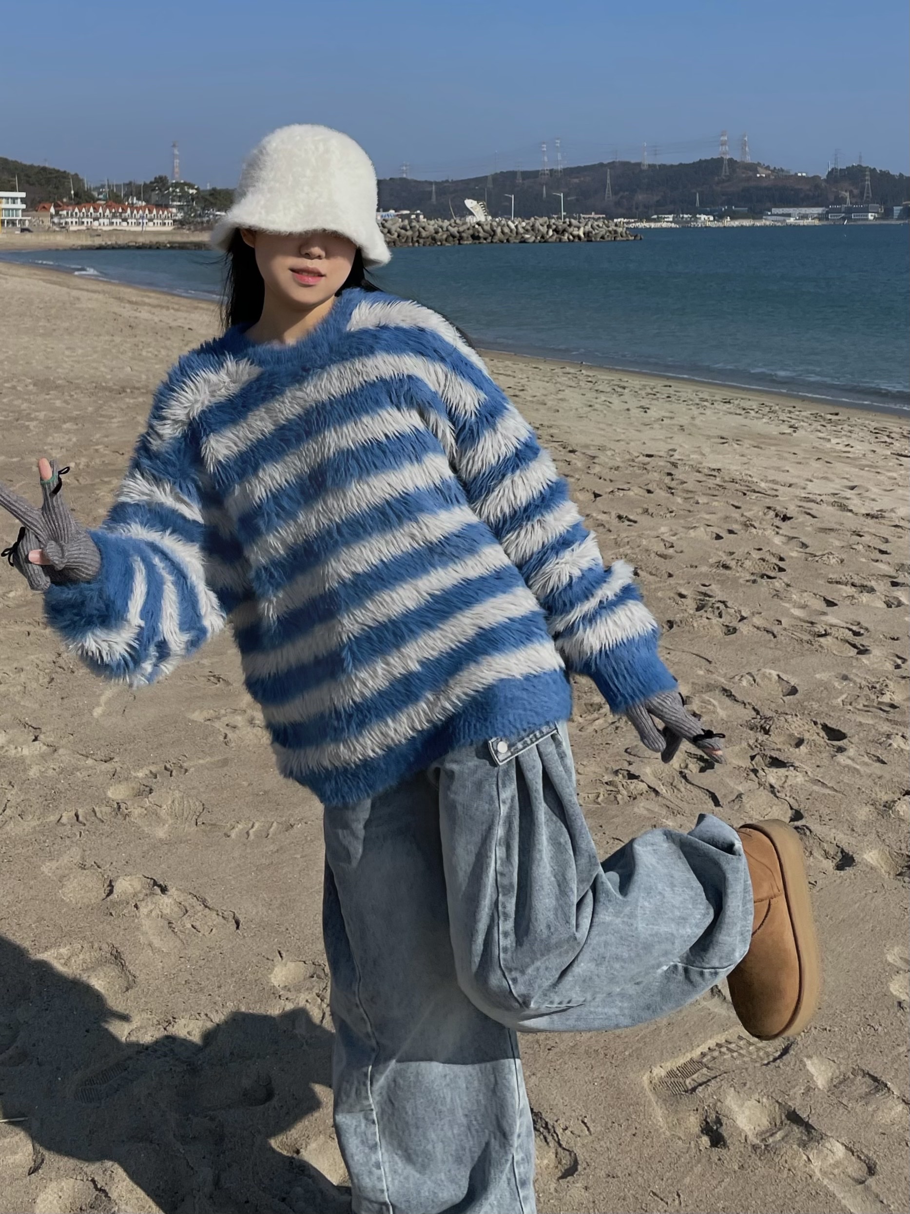 (W) UGG Classic Ultra Mini Platform Boots Chestnut, COS Quilted Oversized Shoulder Bag Off White Light Beige 착용 스타일 - 1