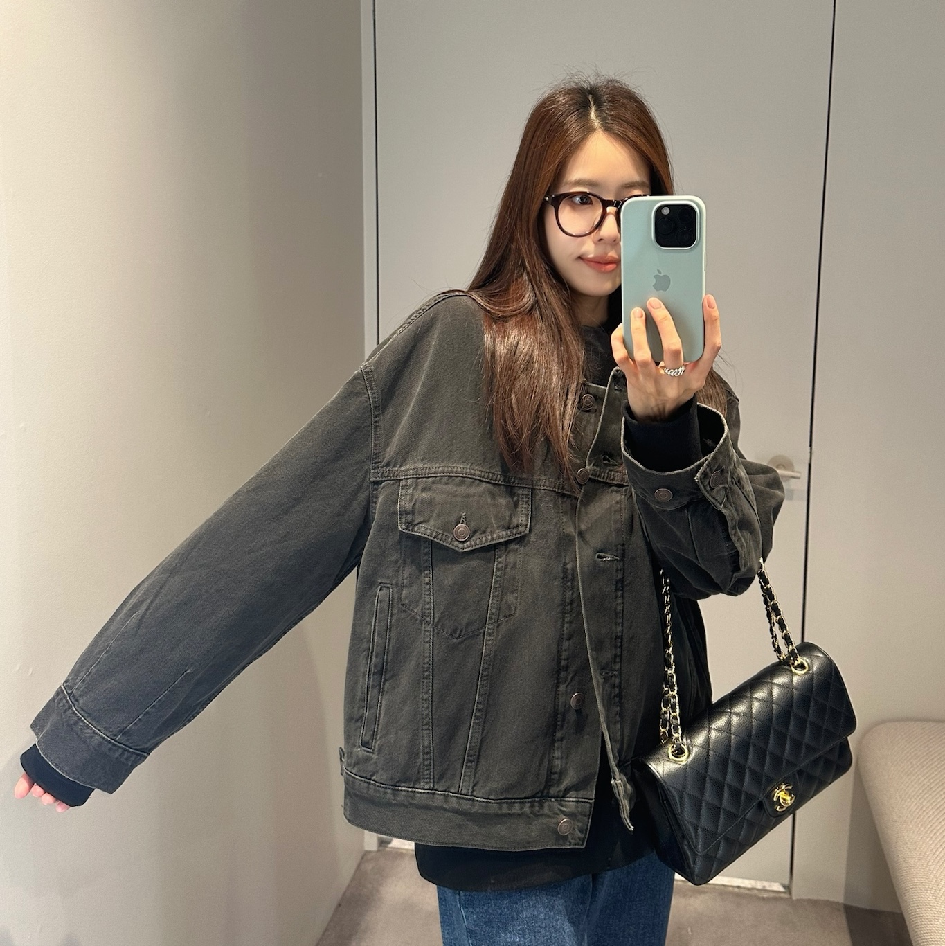 Chanel Medium Classic Handbag Grained Calfskin & Gold Black 착용 스타일