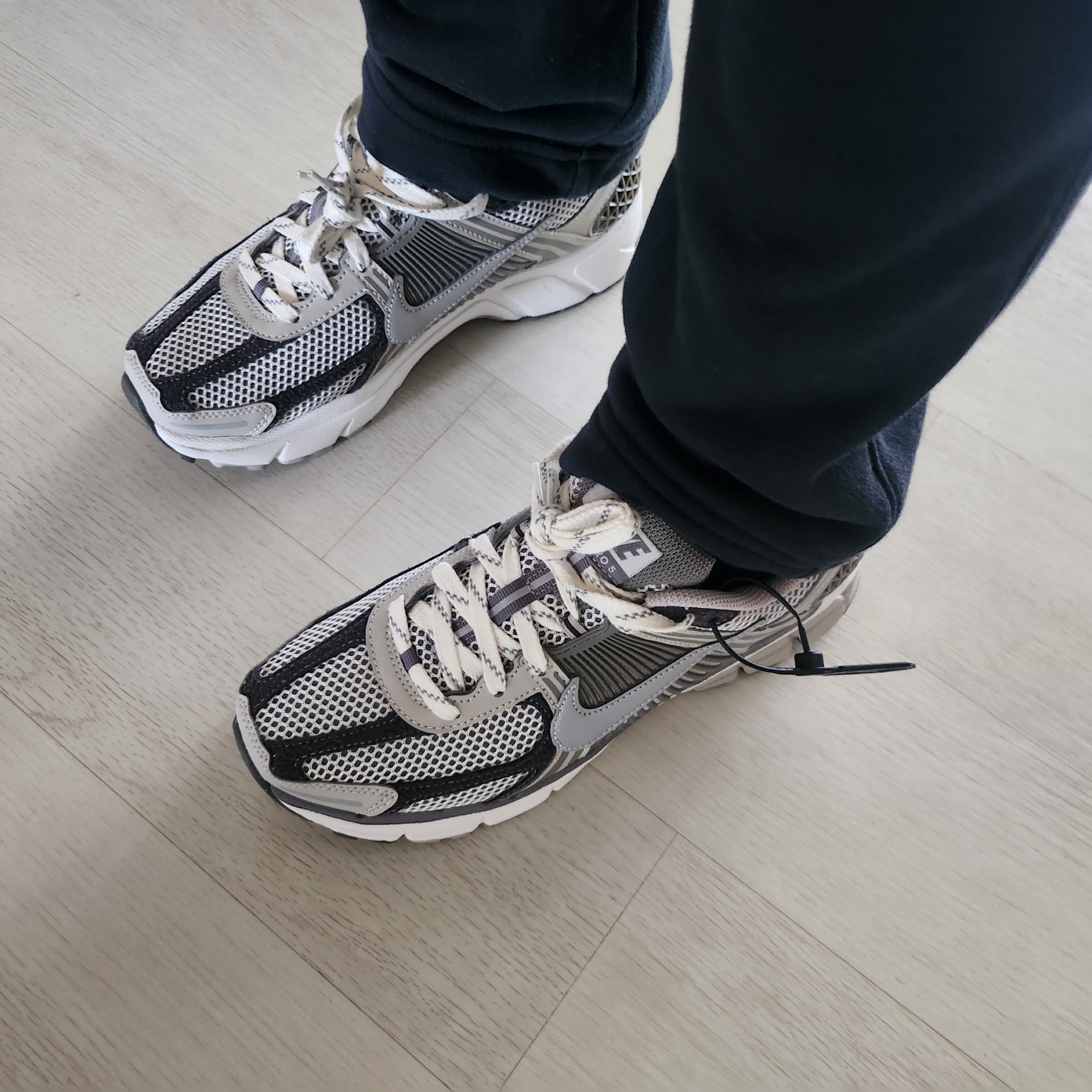 Nike Zoom Vomero 5 PRM Light Iron Ore and Flat Fewter 착용 스타일 - 2