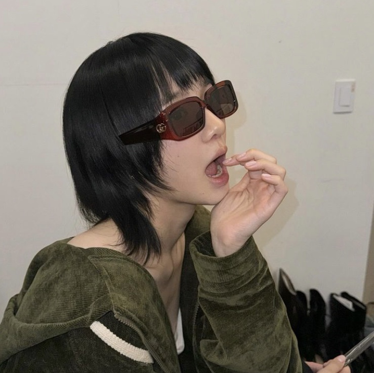 세터 테오 벨루어 후드 집업 모스 카키 착용 스타일
