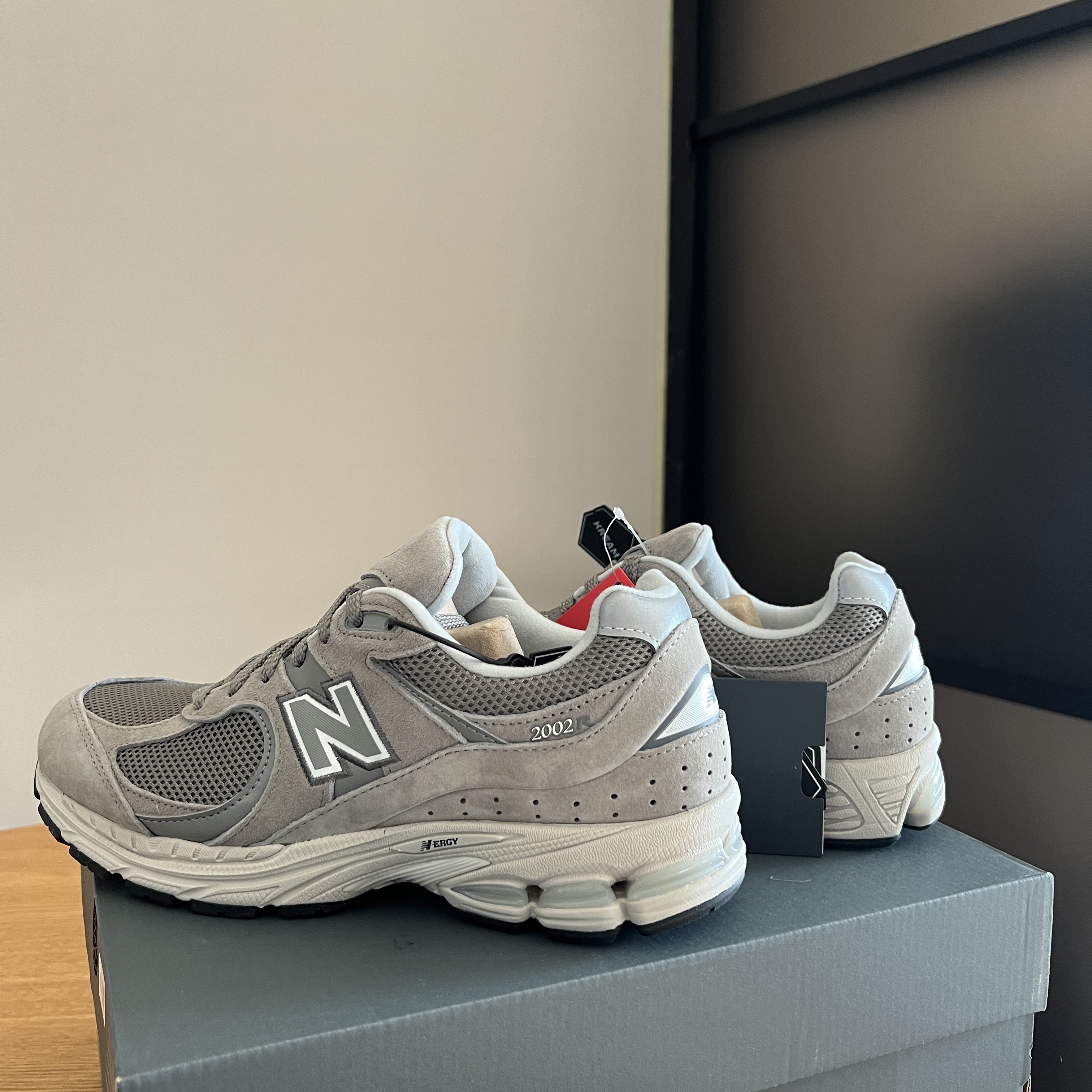 New Balance 2002R Grey 착용 스타일