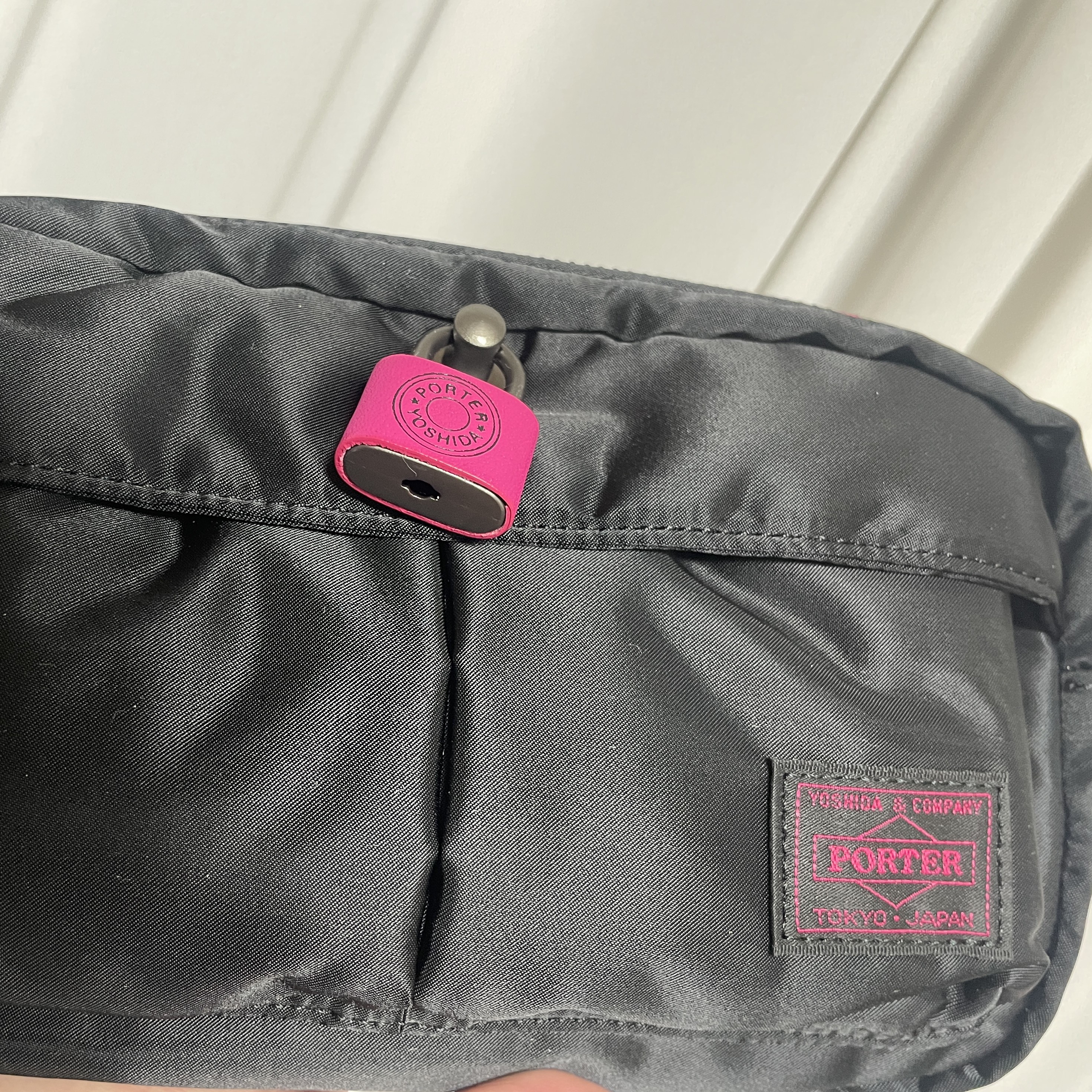 Porter Flamingo 2way Shoulder Bag Black 착용 스타일 - 1