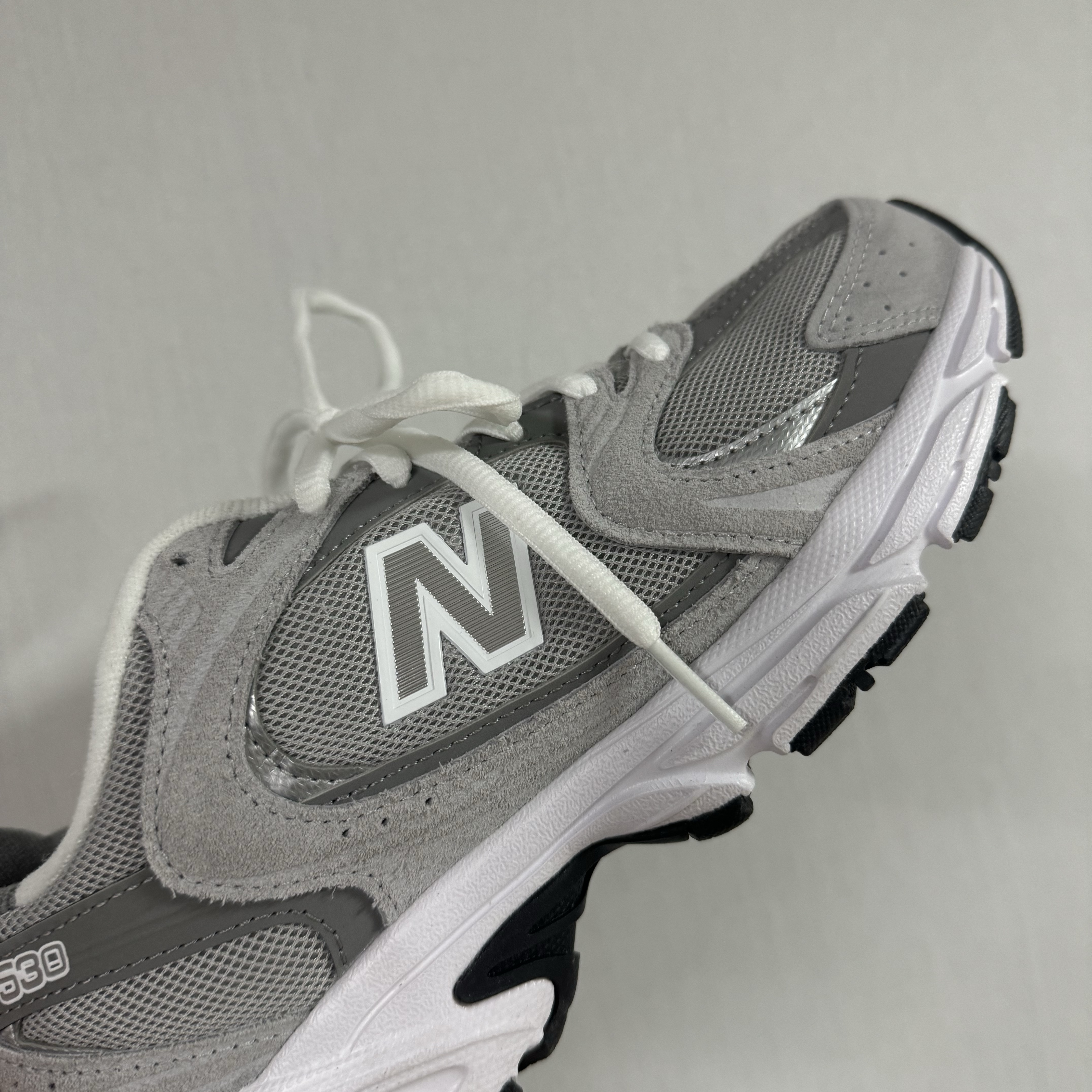 New Balance 530 Grey 착용 스타일 - 1