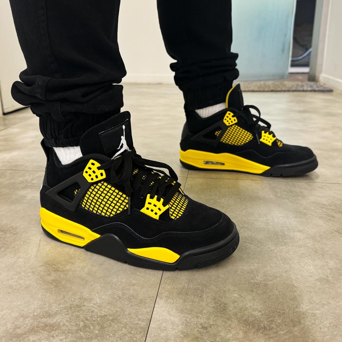 Jordan 4 Retro Thunder 2023 착용 스타일 - 1
