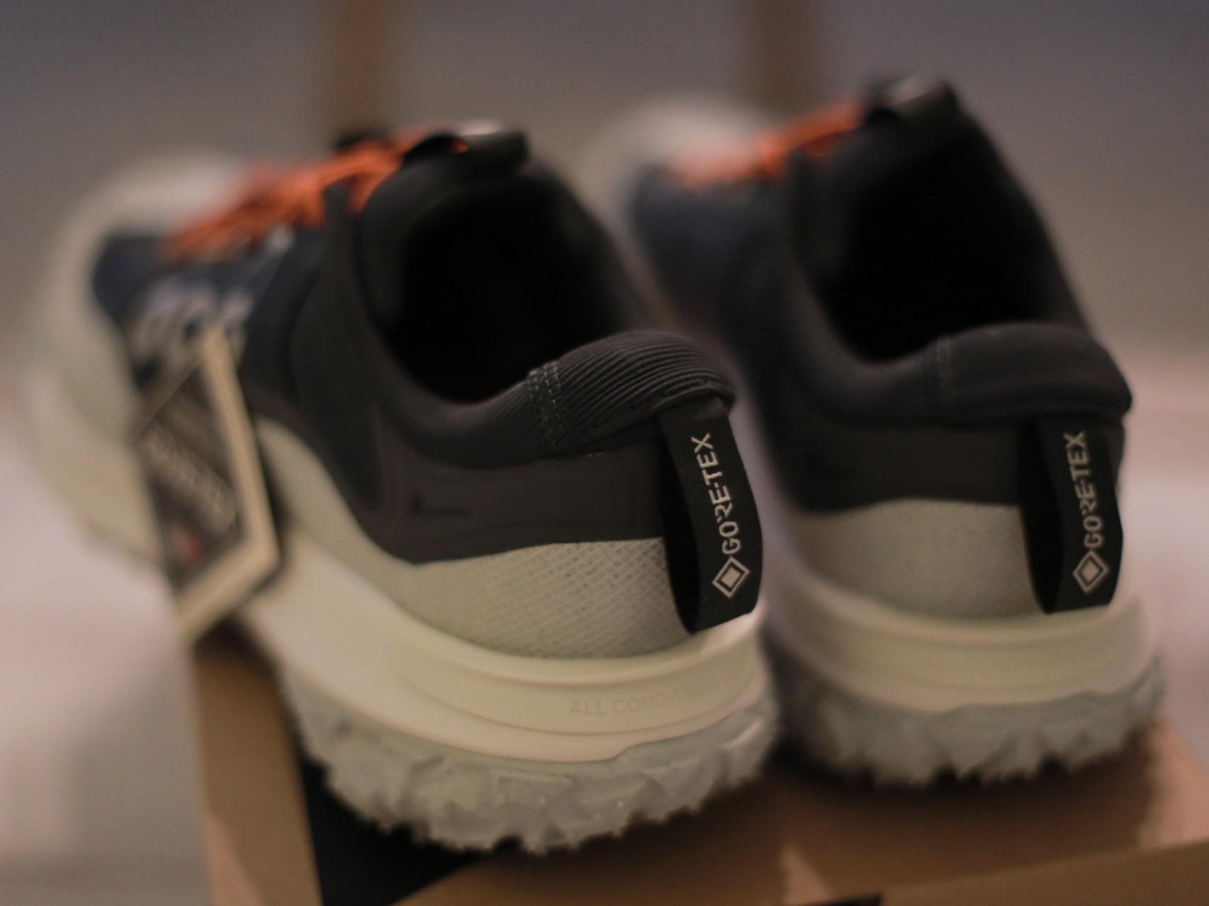 Nike ACG Mountain Fly Low Gore-Tex Dark Smoke Grey 착용 스타일 - 3