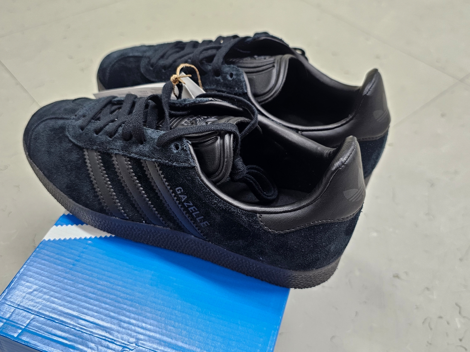 Adidas Gazelle Triple Black 착용 스타일 - 1