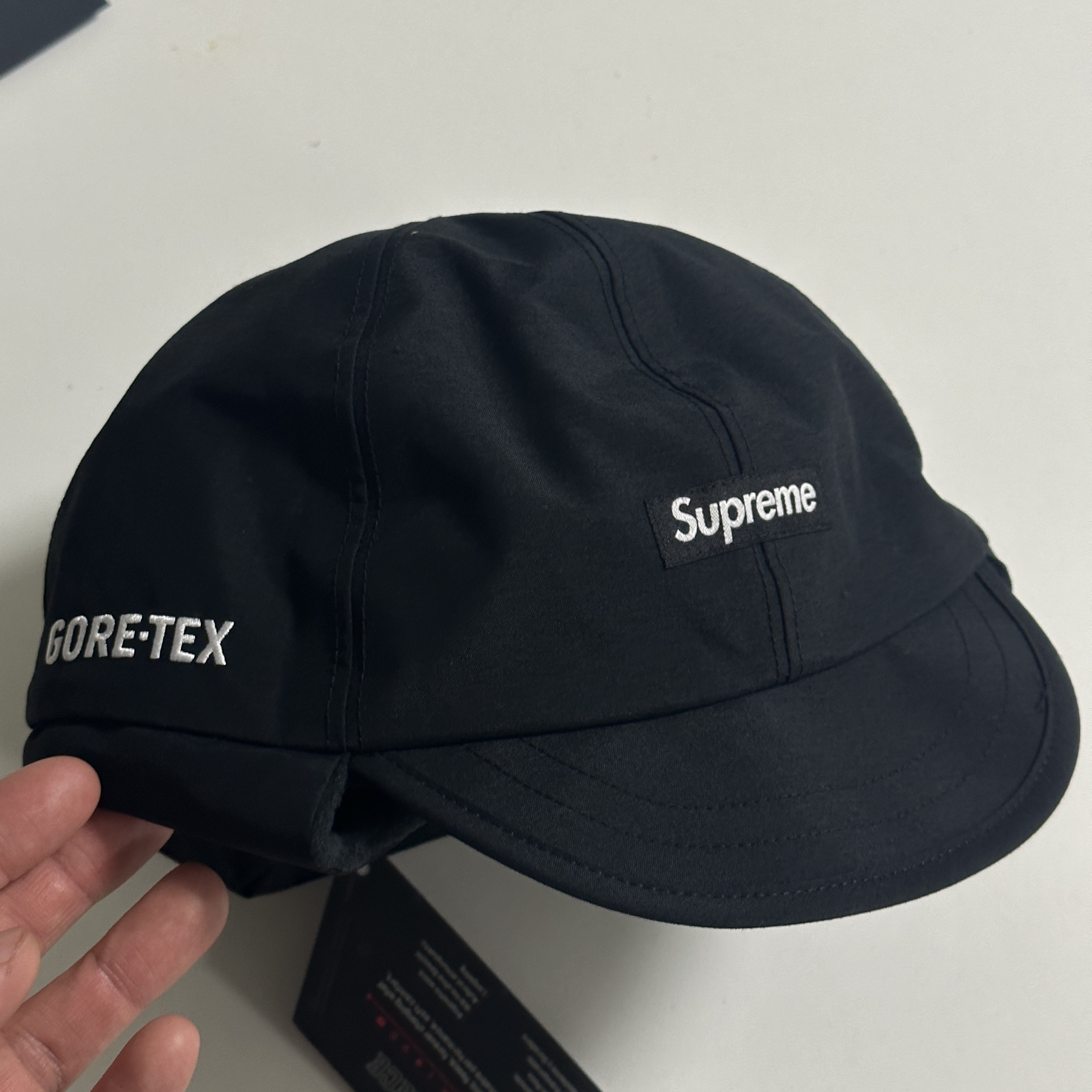 Supreme Gore-Tex Earflap Cap Black - 23FW 착용 스타일