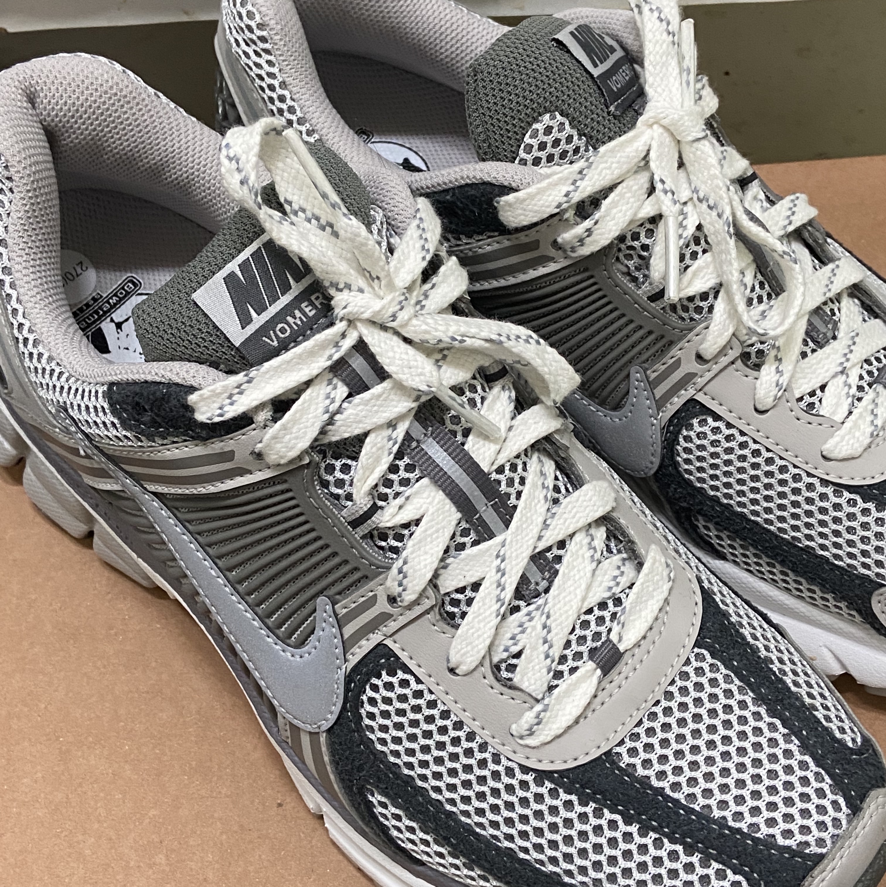 Nike Zoom Vomero 5 PRM Light Iron Ore and Flat Fewter 착용 스타일