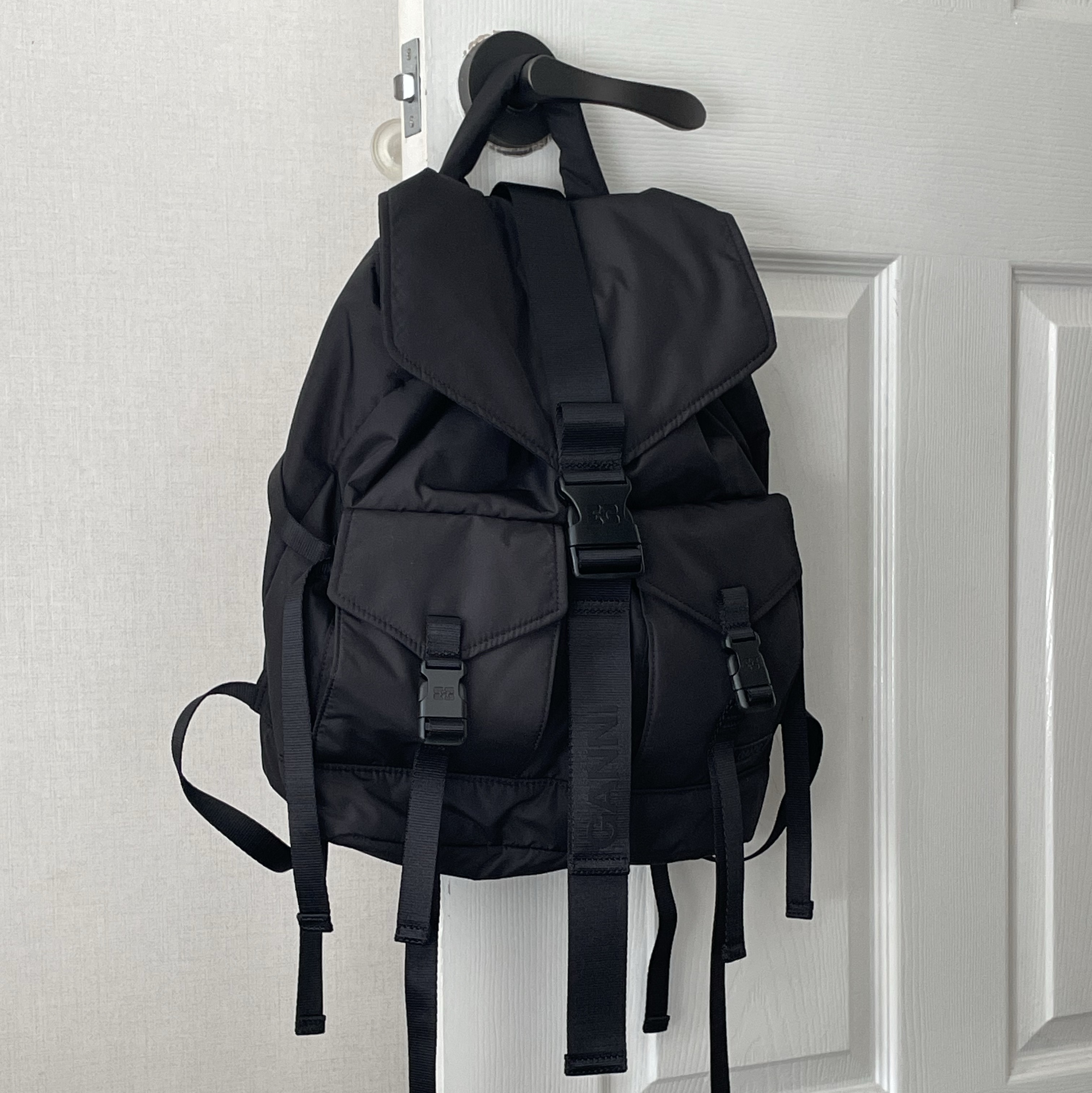 Ganni Tech Backpack Black 착용 스타일 - 2