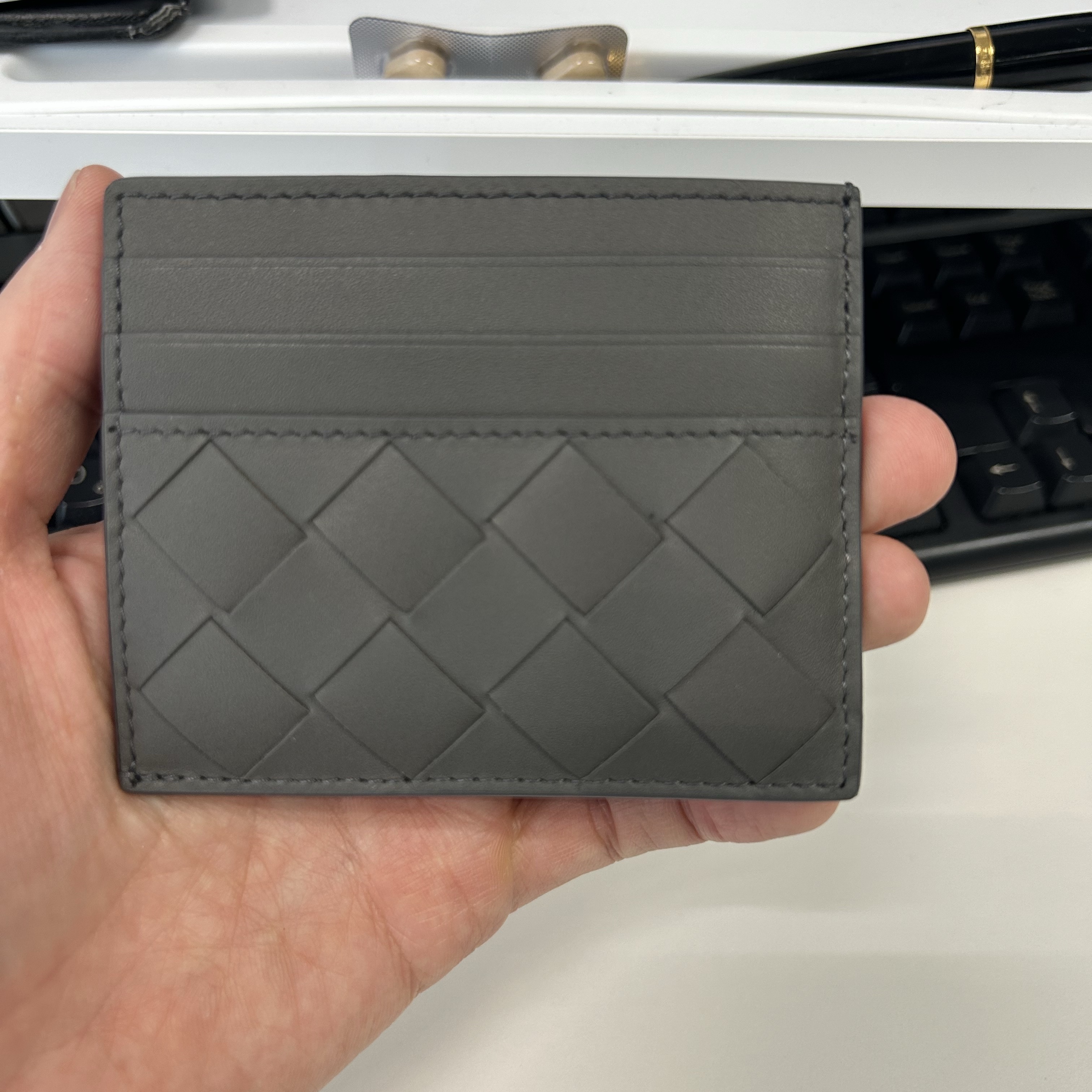 Bottega Veneta Credit Card Case Grey 착용 스타일