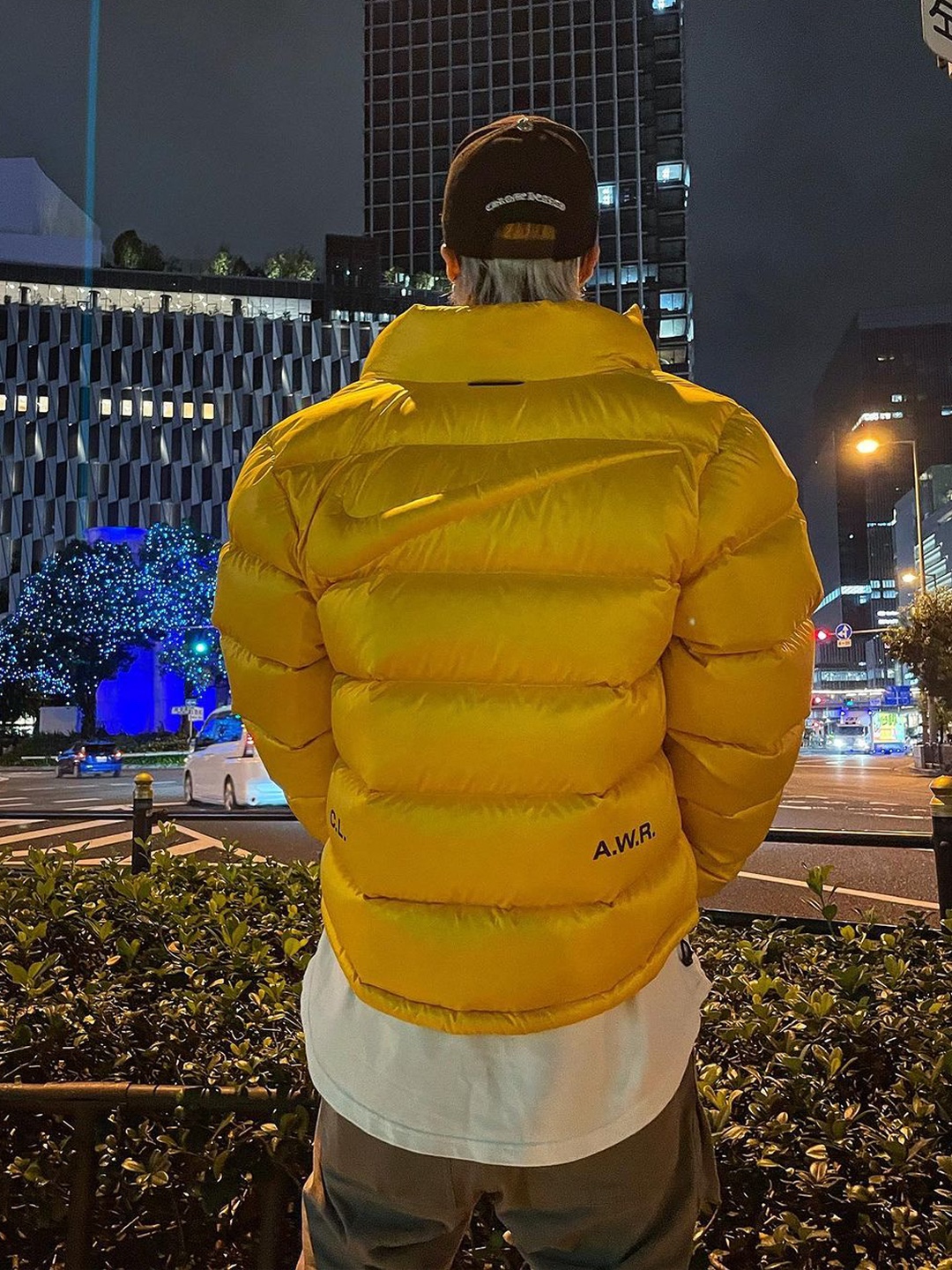 Nike x Drake Nocta Puffer Jacket University Gold - US/EU, Nike x Drake Nocta Sunset Puffer Jacket Red 착용 스타일 - 2